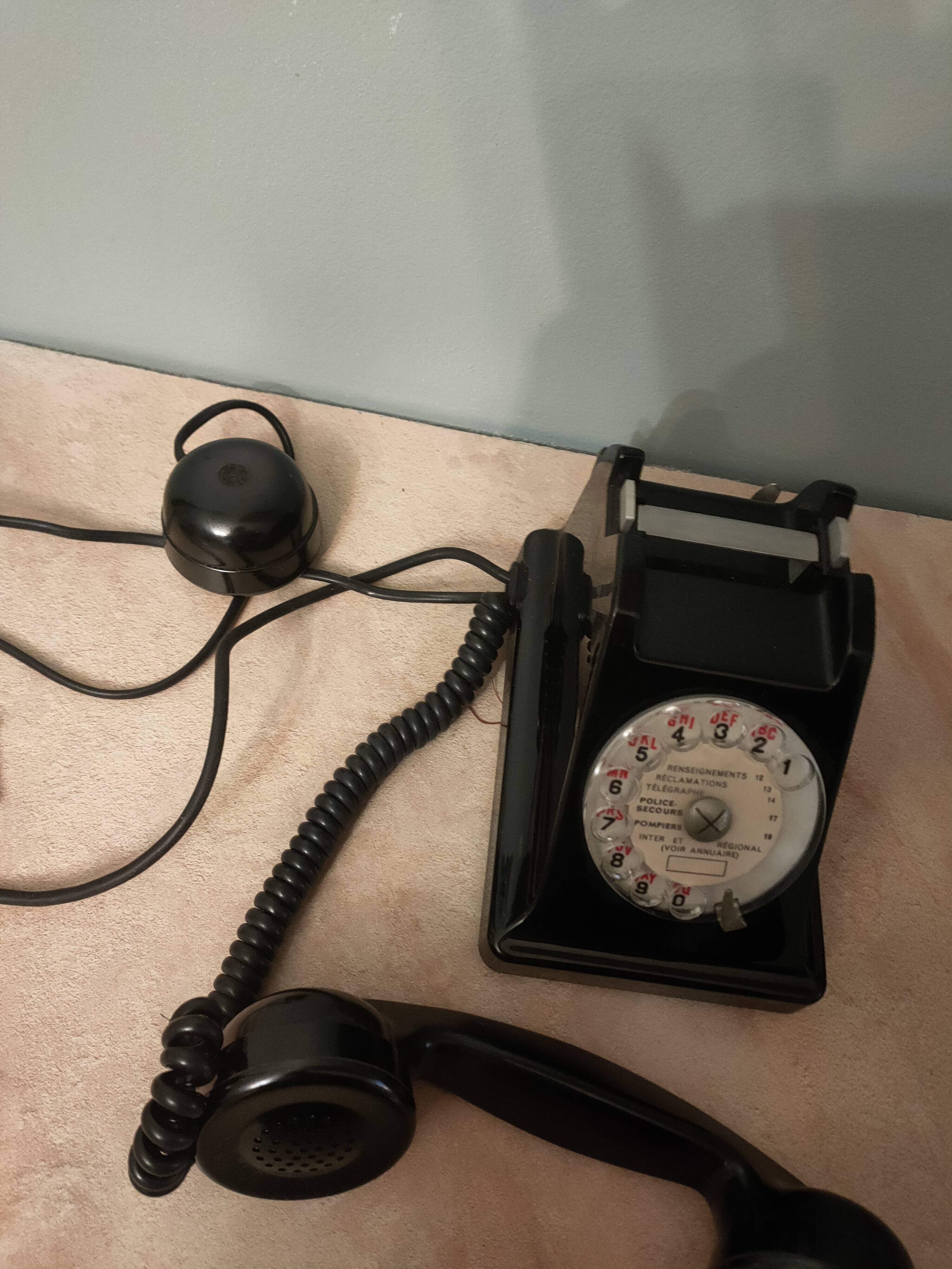 telephone from the 50s in black bakelite