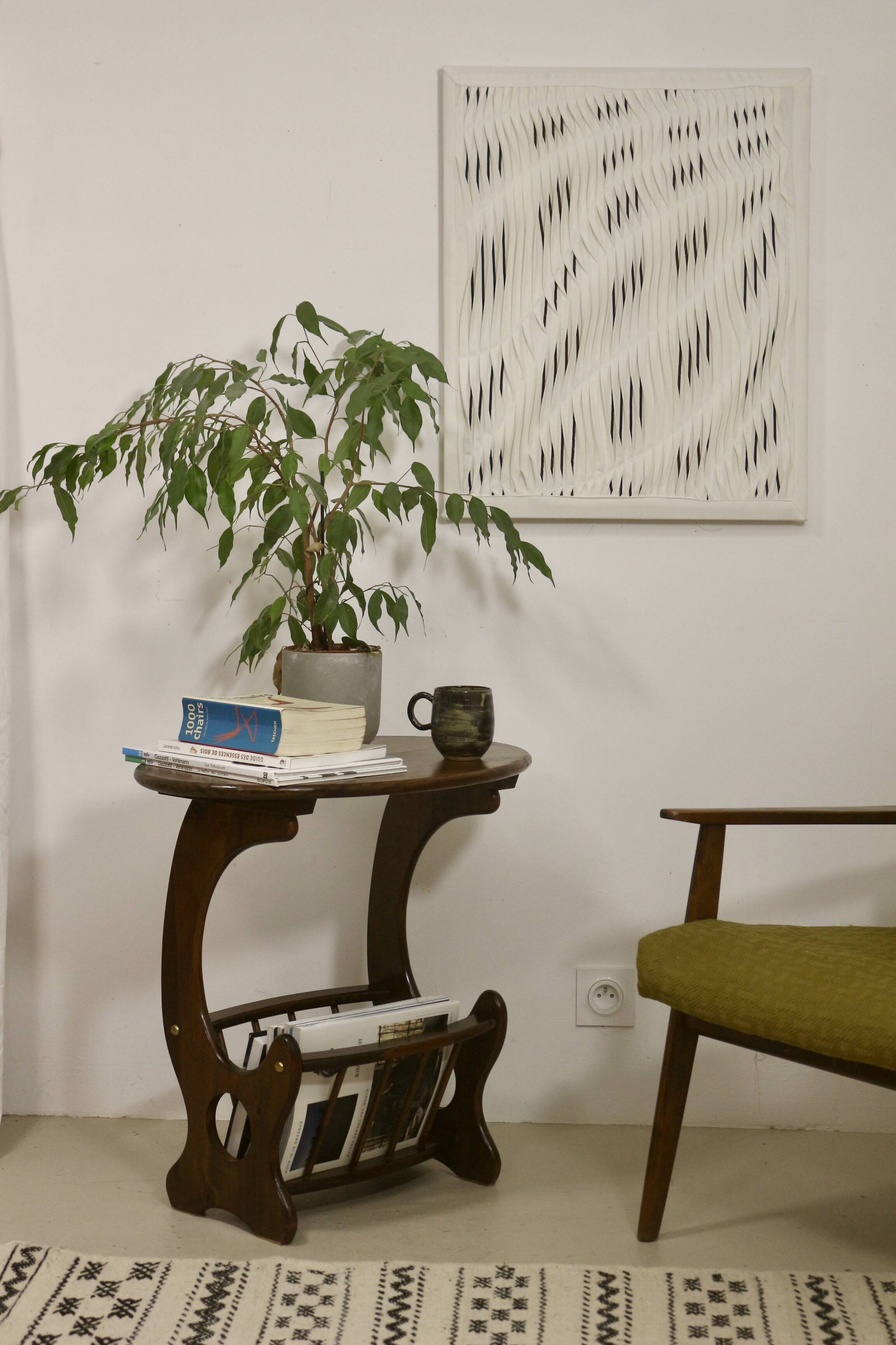 Wooden living room coffee table with magazine storage rack. Ref MIA