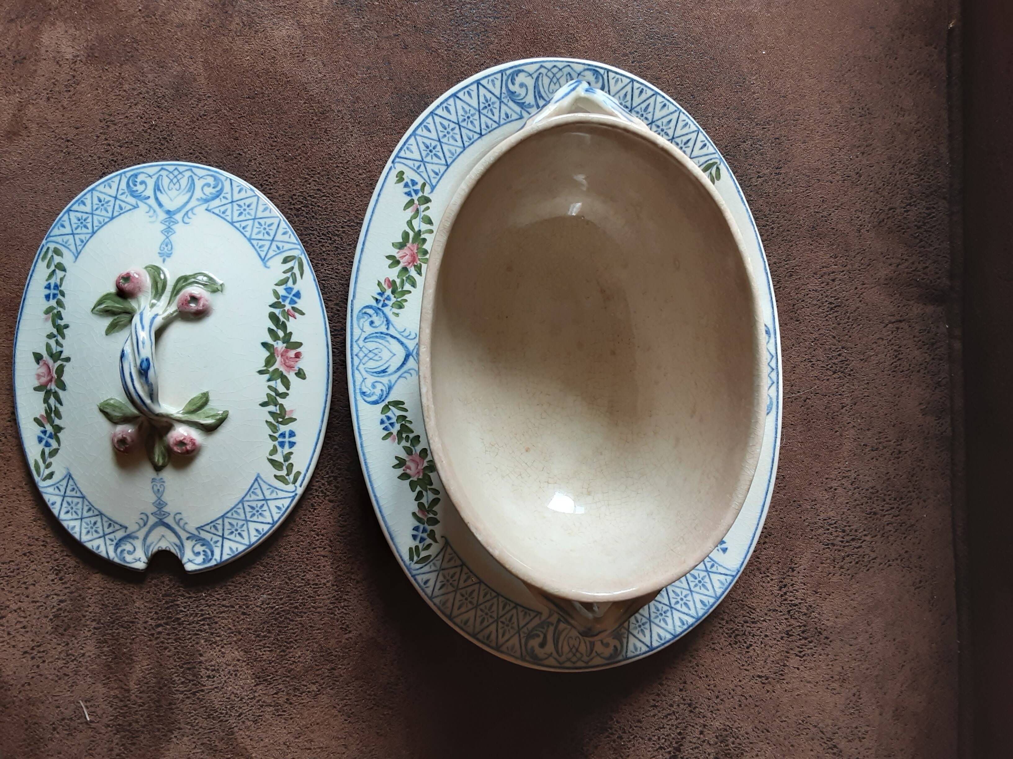 Old Tournay sauce boat. Creil and Montereau