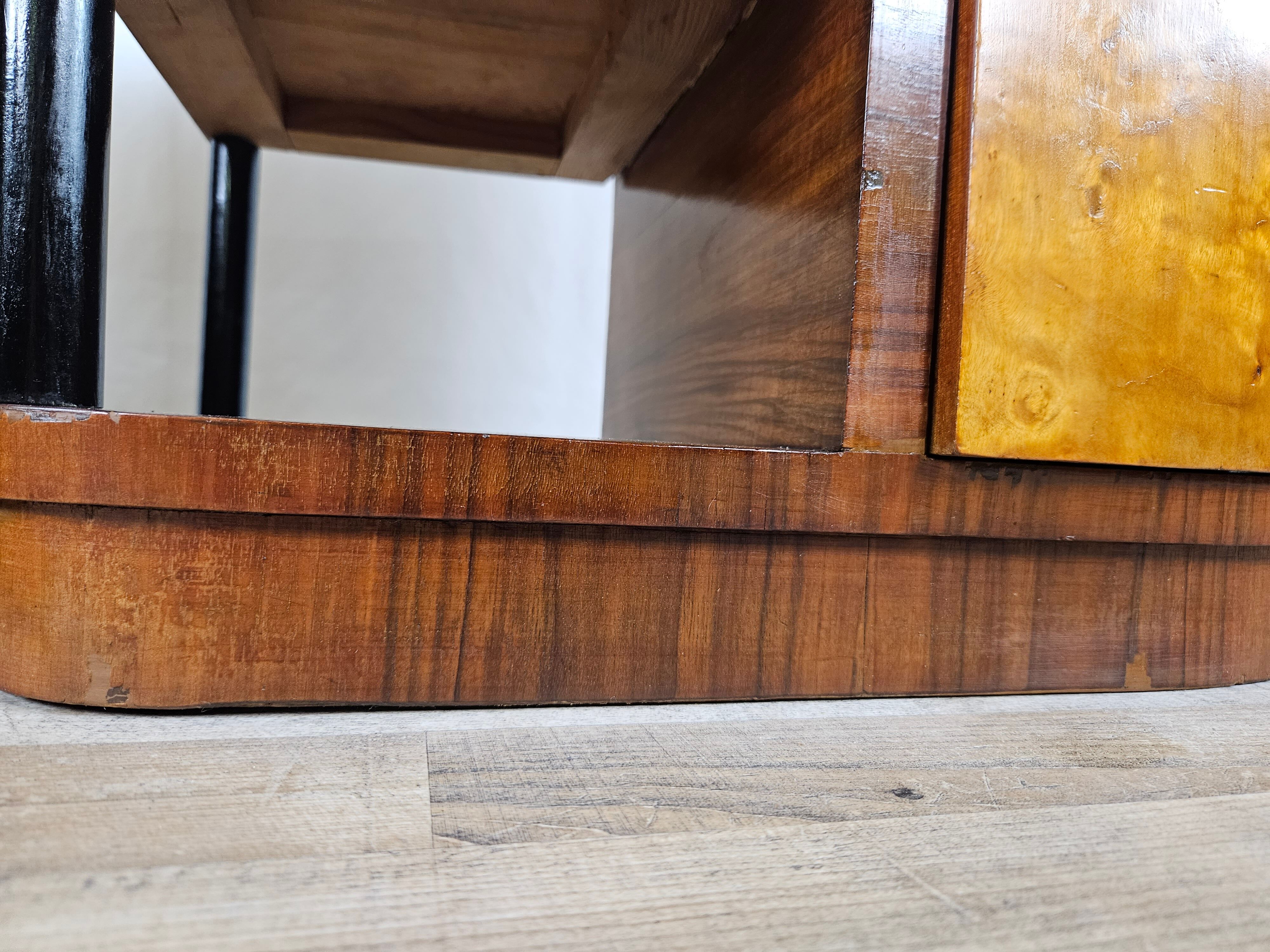Pair of Art Decò bedside tables in walnut and thuja