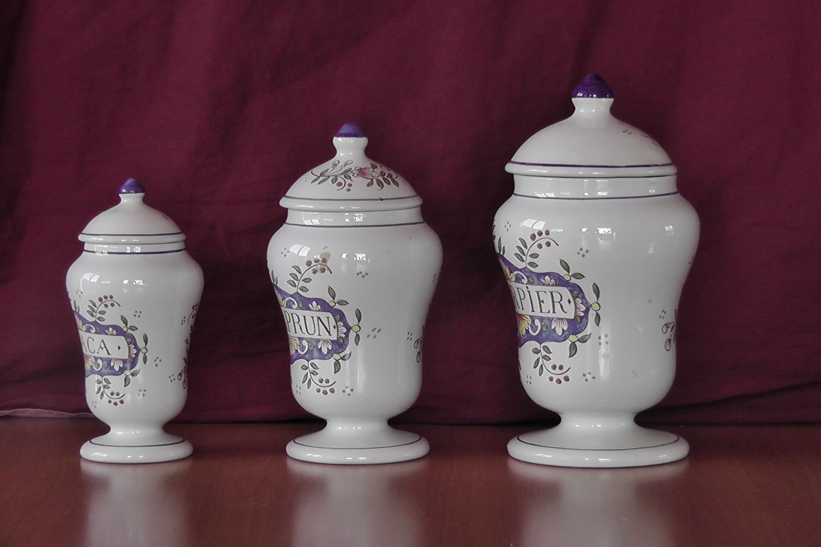 Pharmacy jars in earthenware saint clement
