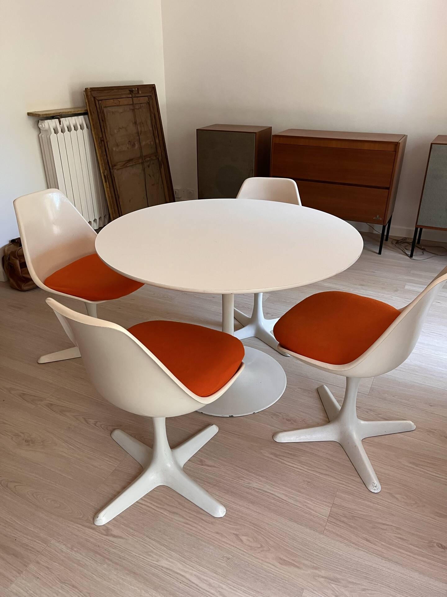 Tulipe Arkana table by Knoll and its 4 chairs