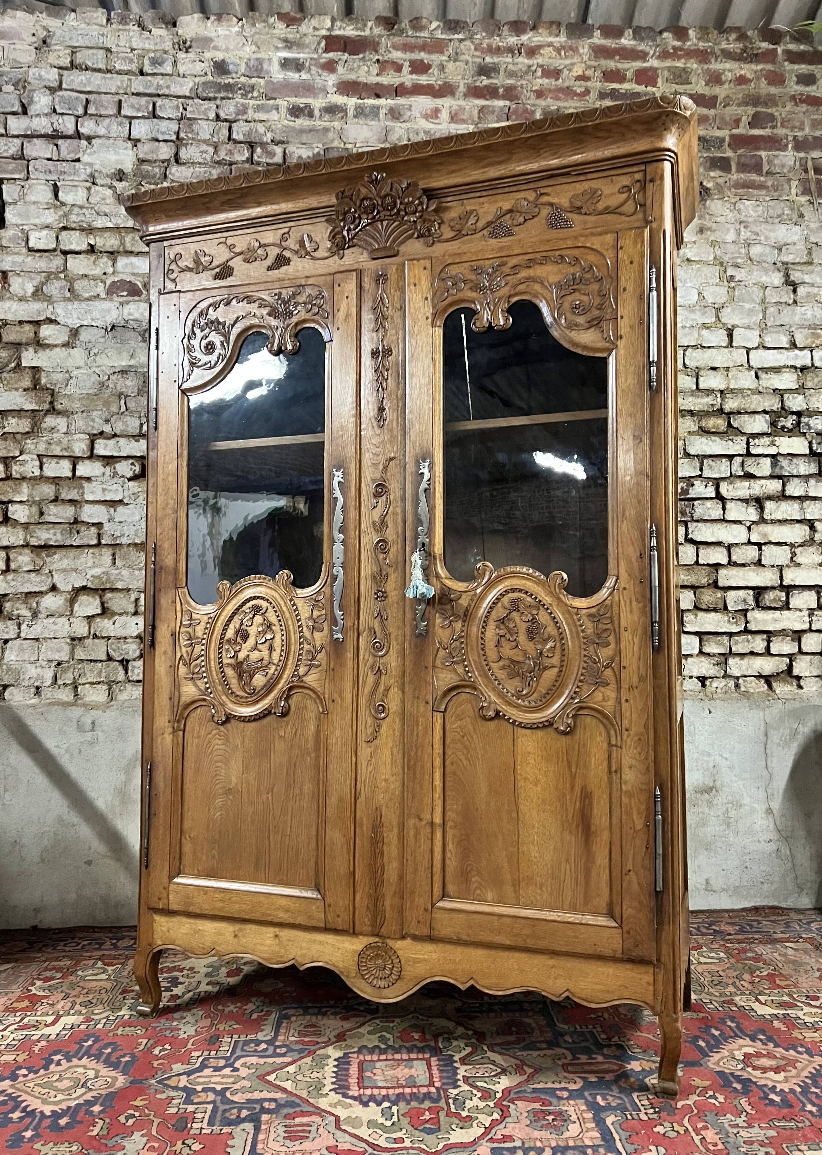 Armoire normande de mariage vitrée en chêne blond xviii eme siècle