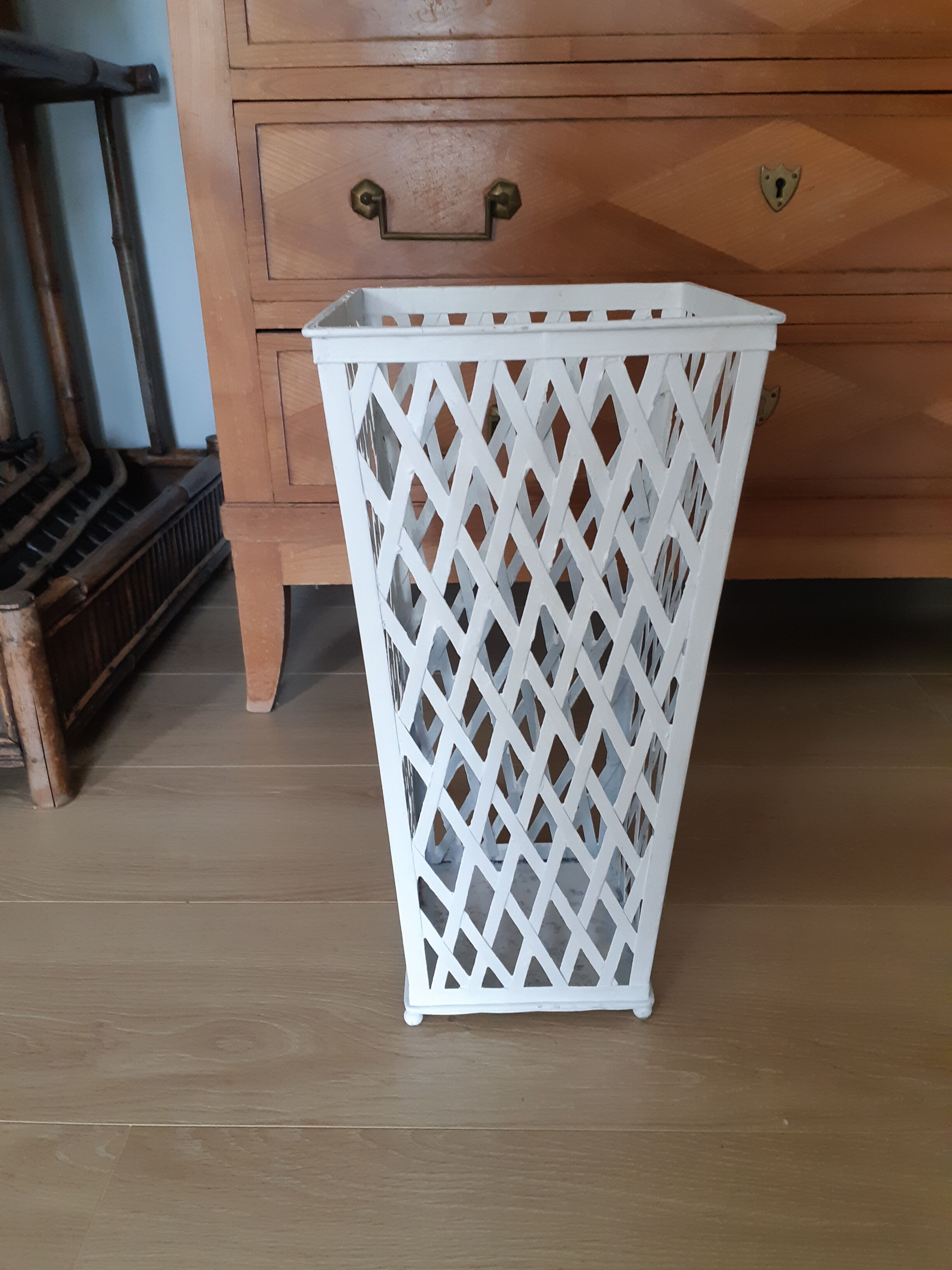 Openwork iron umbrella stand