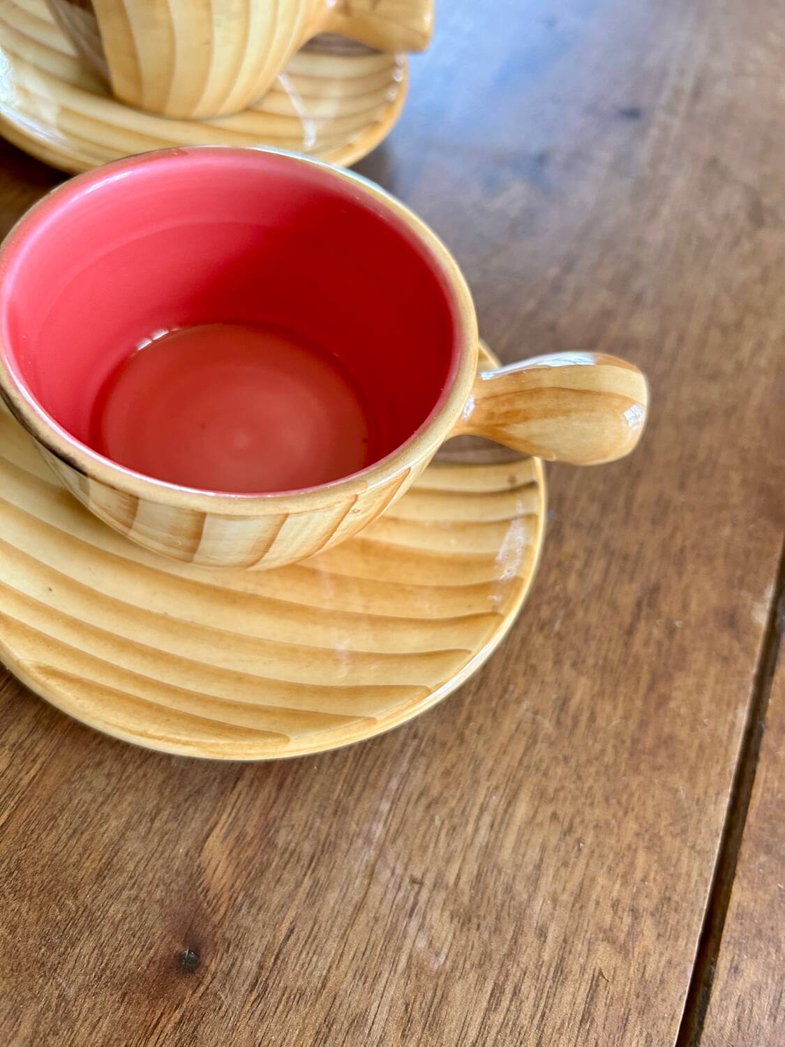 Vallauris coffee set – wood effect & colorful interiors