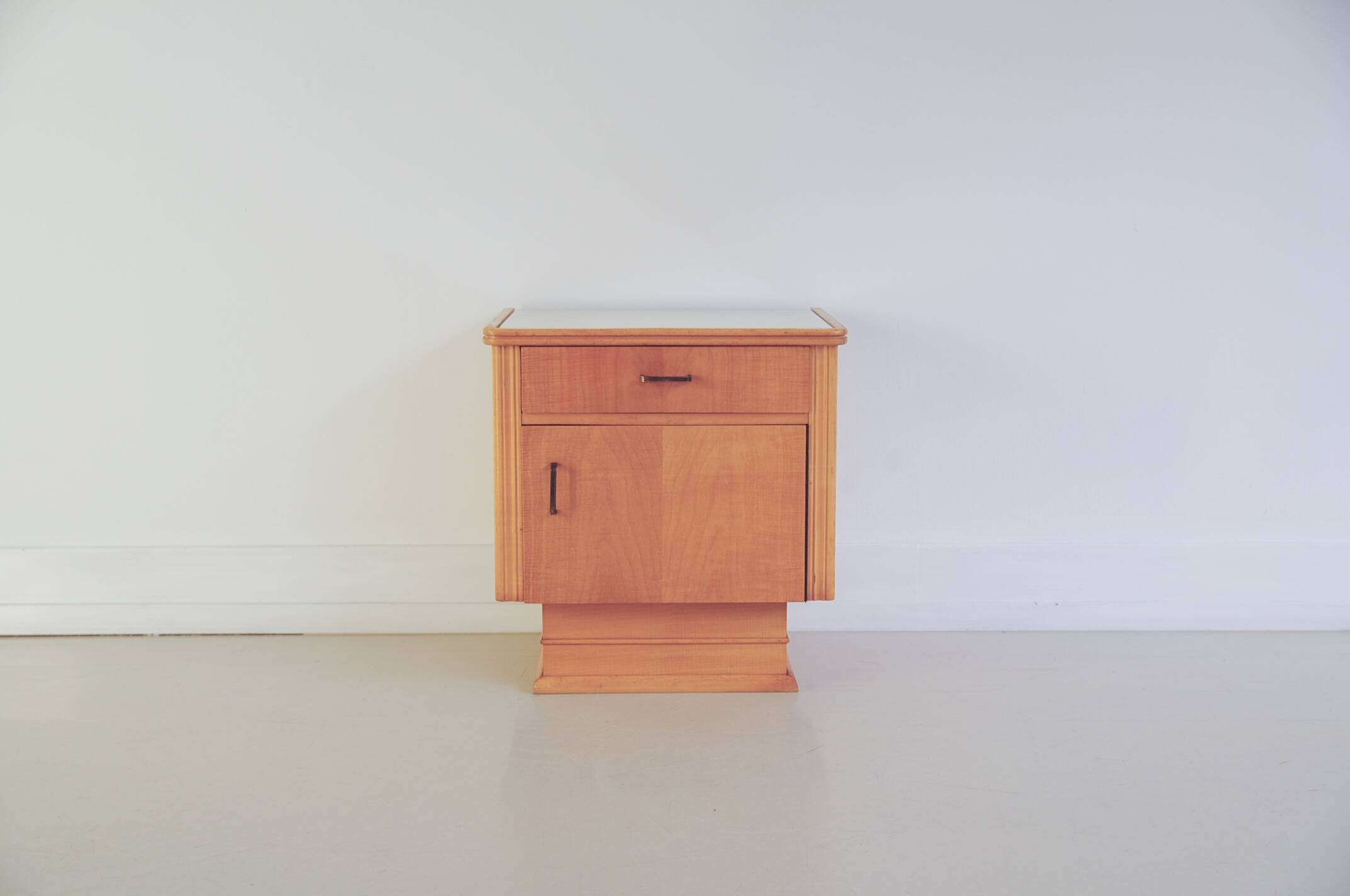 table de chevet vintage en bois clair