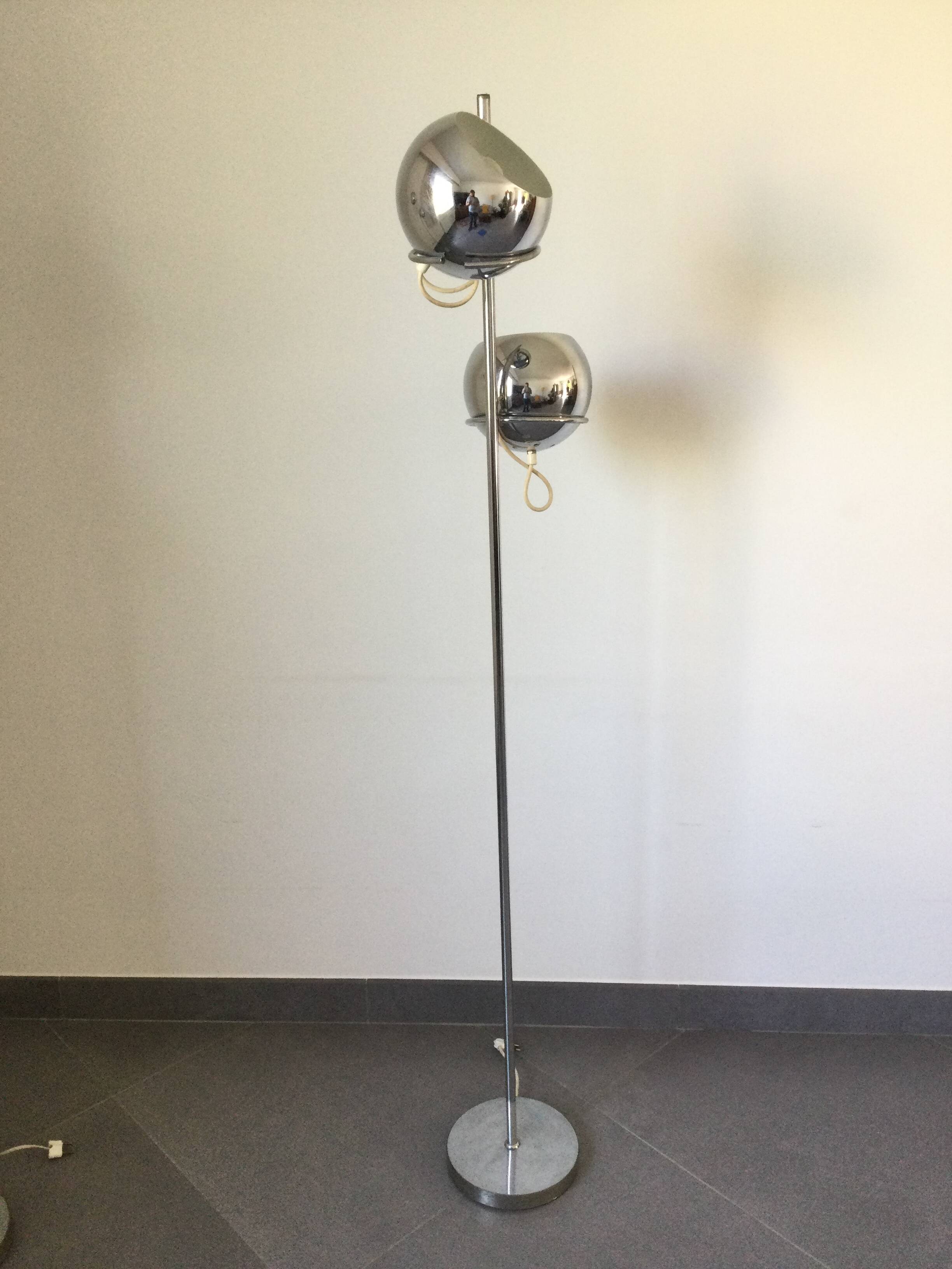 Eyeball floor lamp in chromed metal