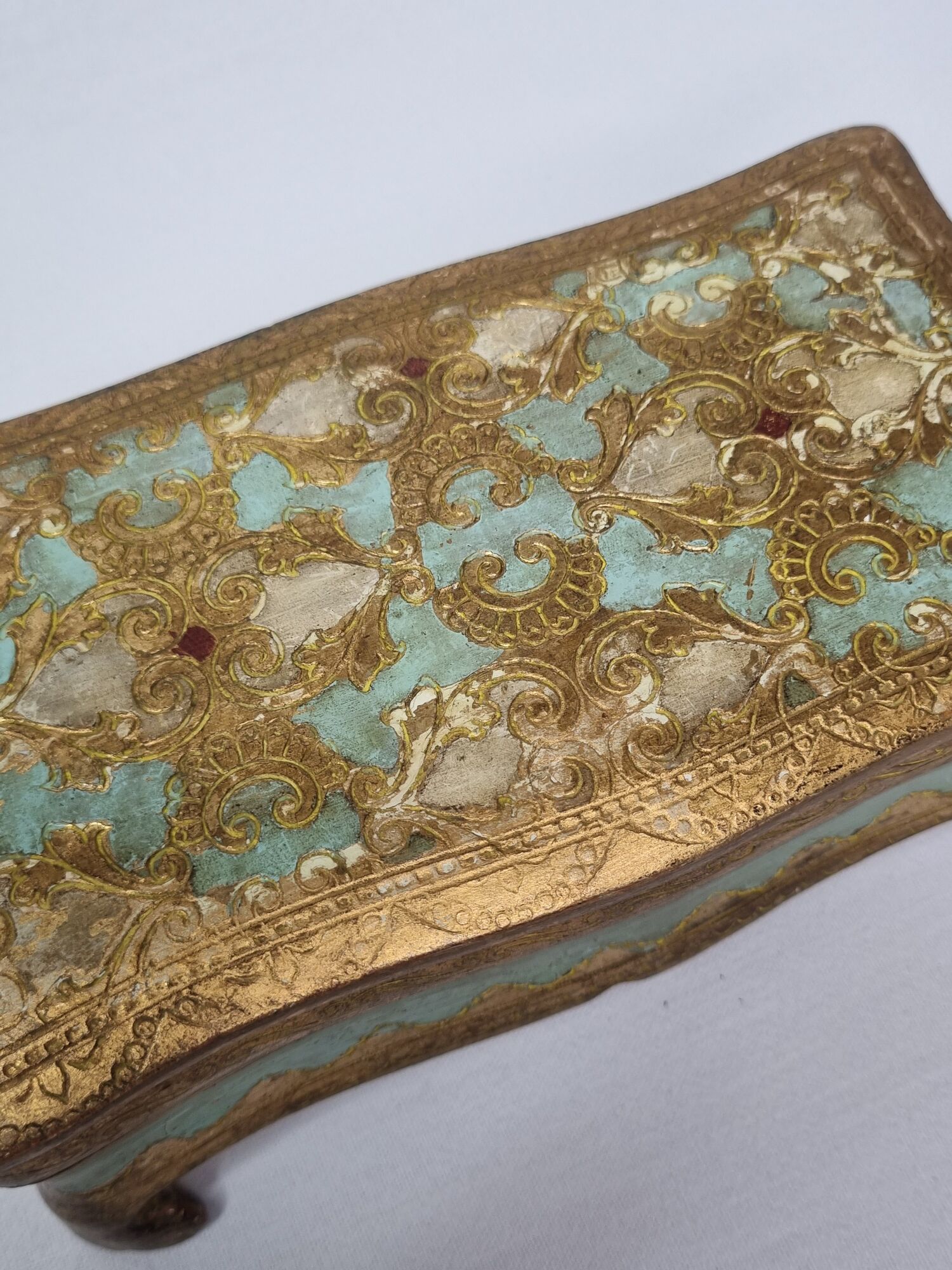 Florentine jewelry box, on gilded wooden feet made in Italy