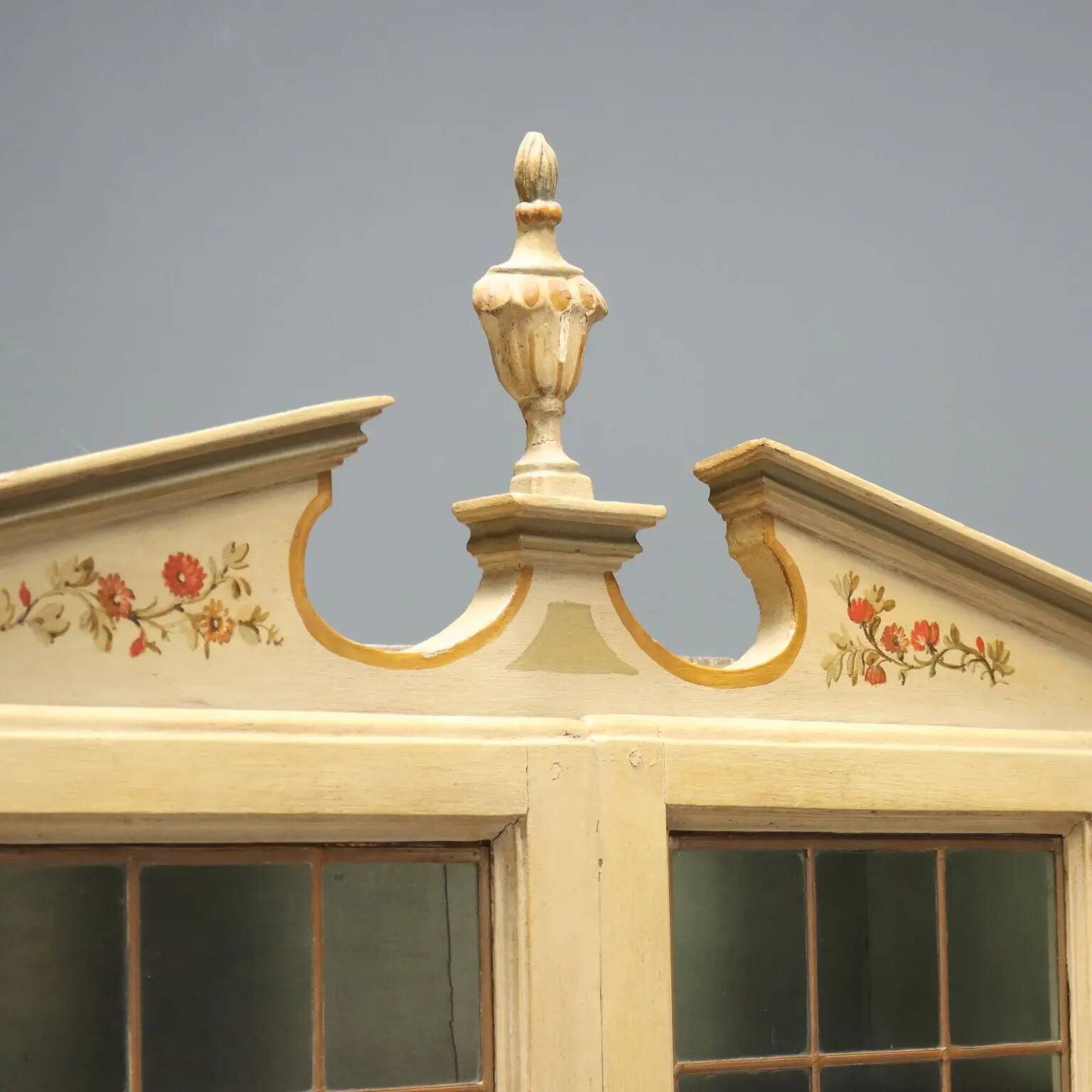 Buffet baroque ancien en bois laqué XVIIIe siècle