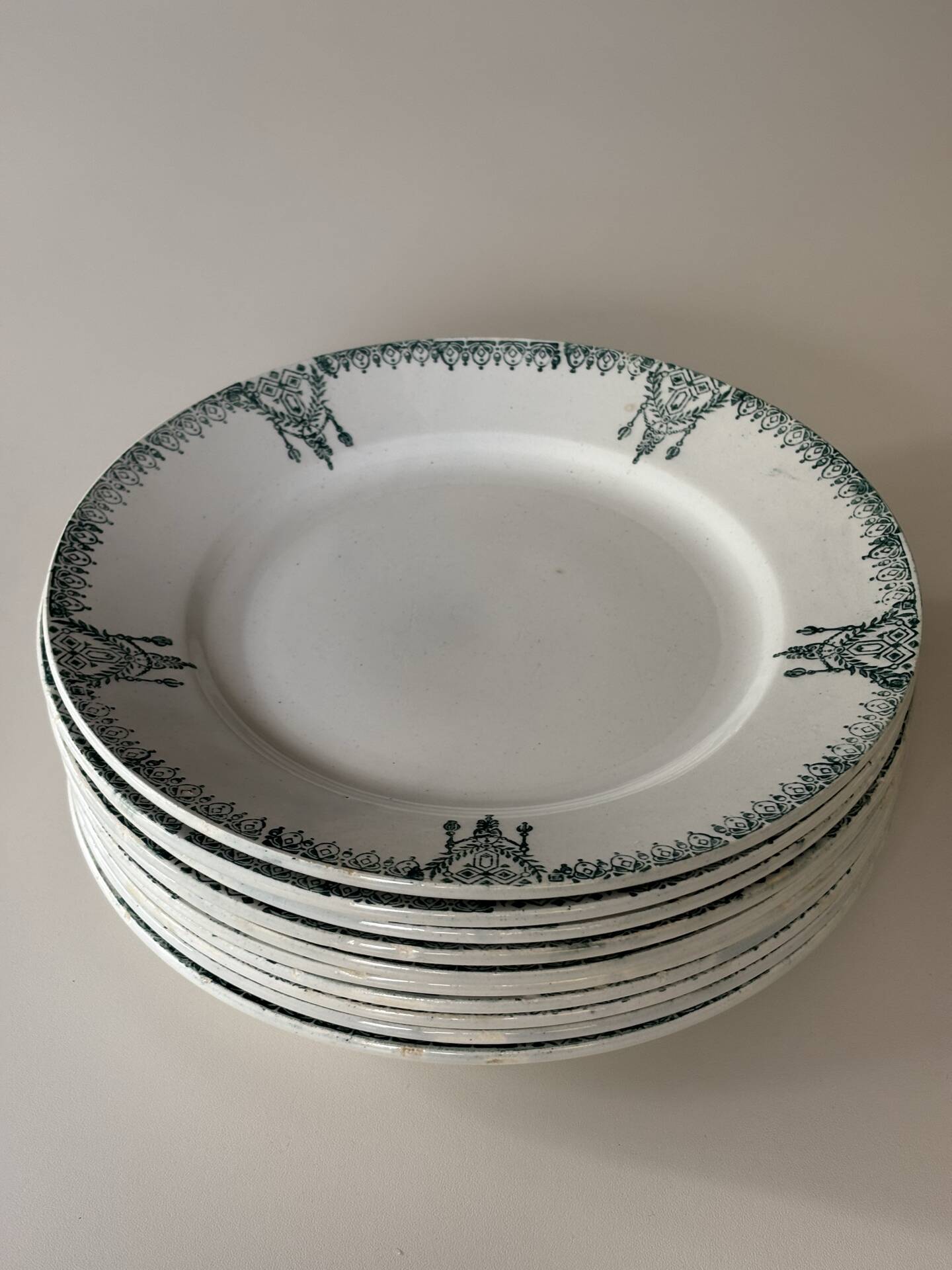 Assiettes plates en faïence ancienne St Amand