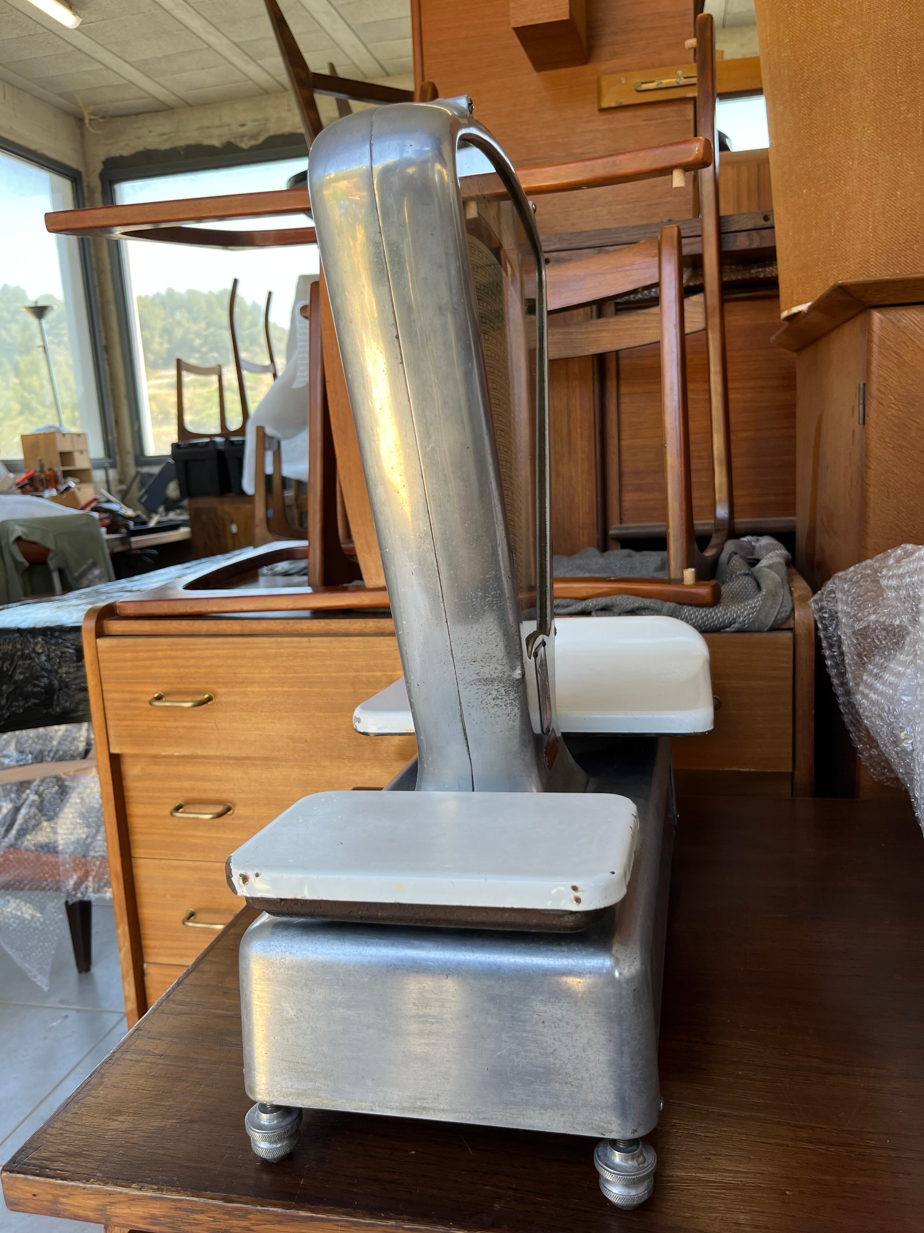 Lutrana 50s grocery scale