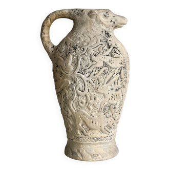 Poterie artisanale ancienne à tête de mouton
