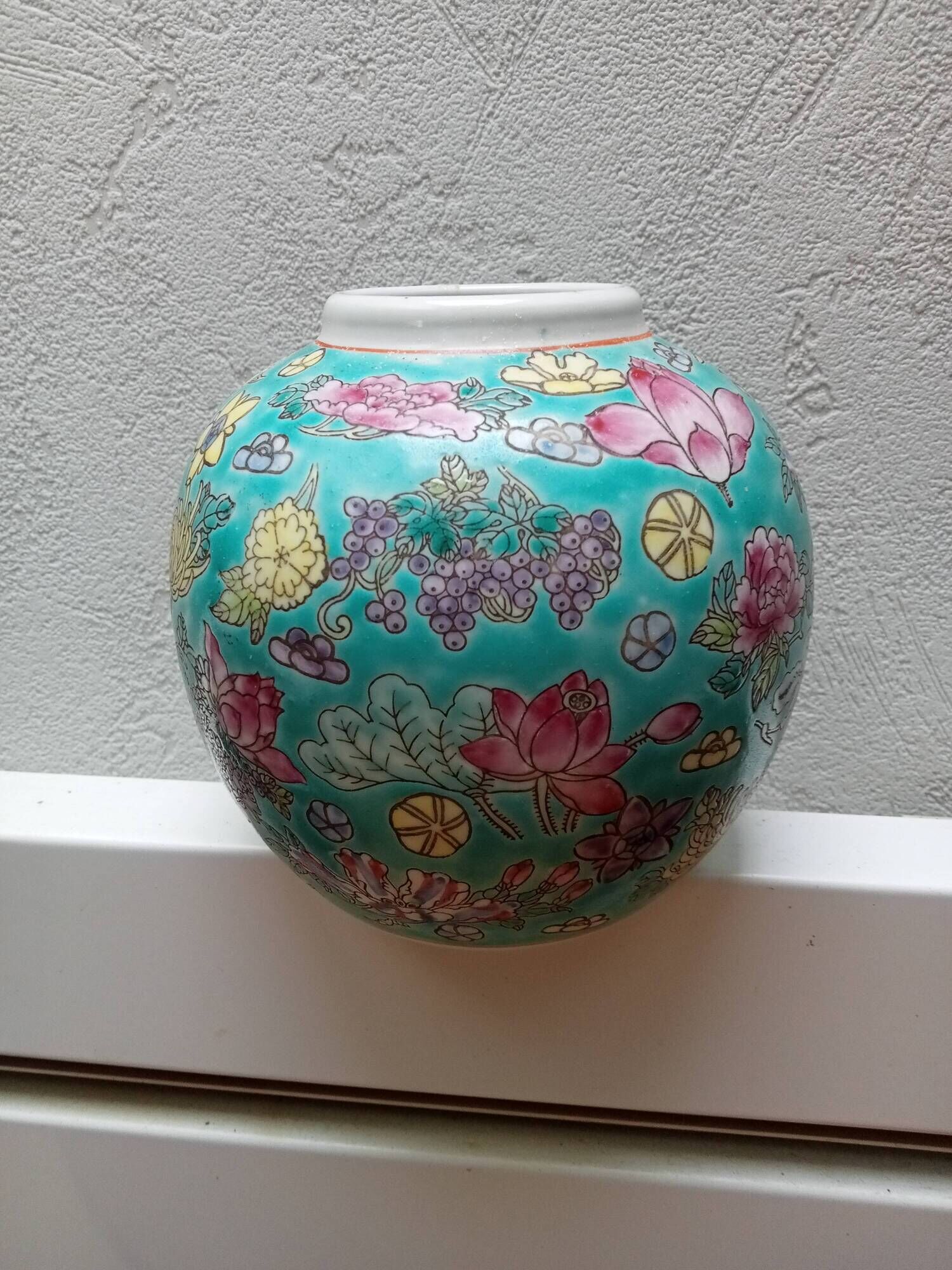 round porcelain vase from China, 19th century, glazed, diameter 11 cm
