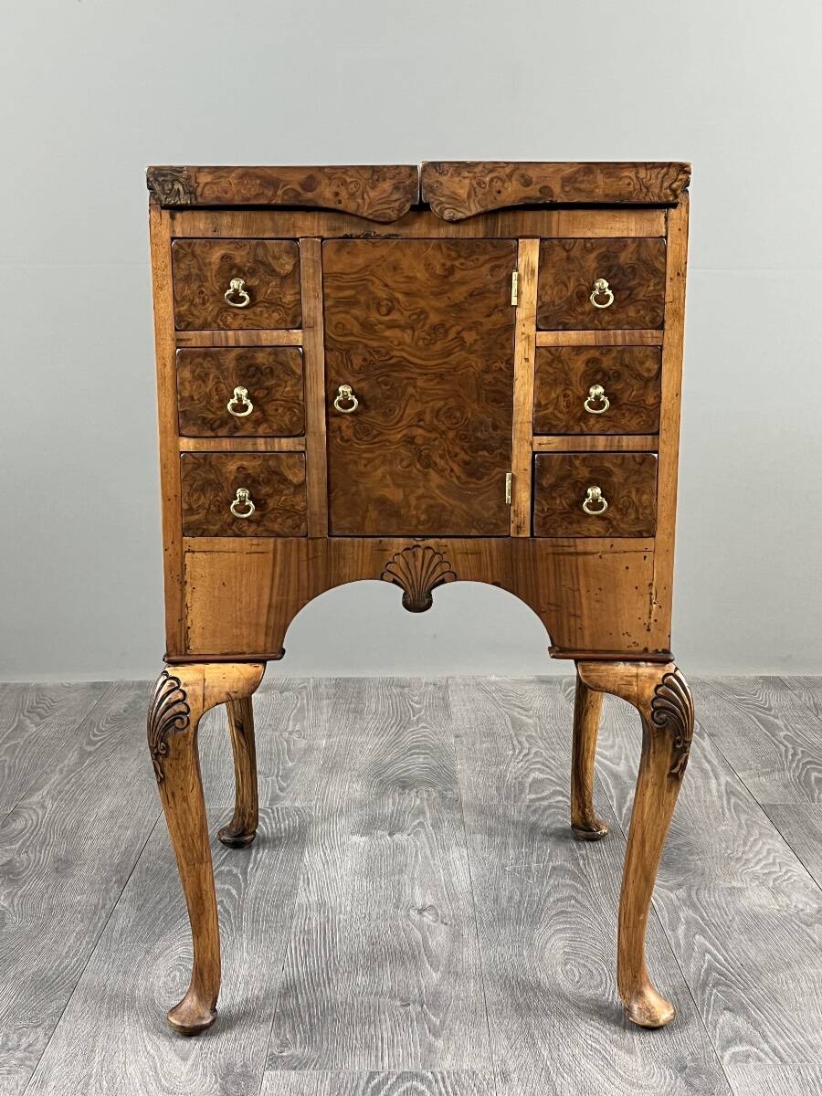 Bureau de style Queen Anne en placage de loupe de noyer, XXe siècle