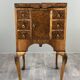 Bureau de style Queen Anne en placage de loupe de noyer, XXe siècle