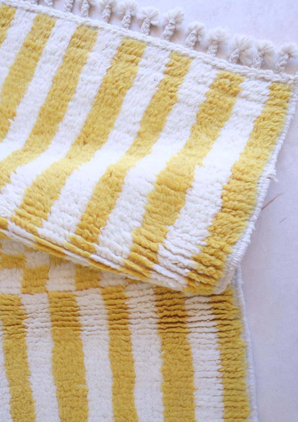 Tapis à rayure jaune et blanc - 206 x 101 cm