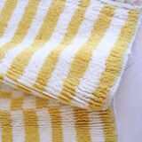 Tapis à rayure jaune et blanc - 206 x 101 cm