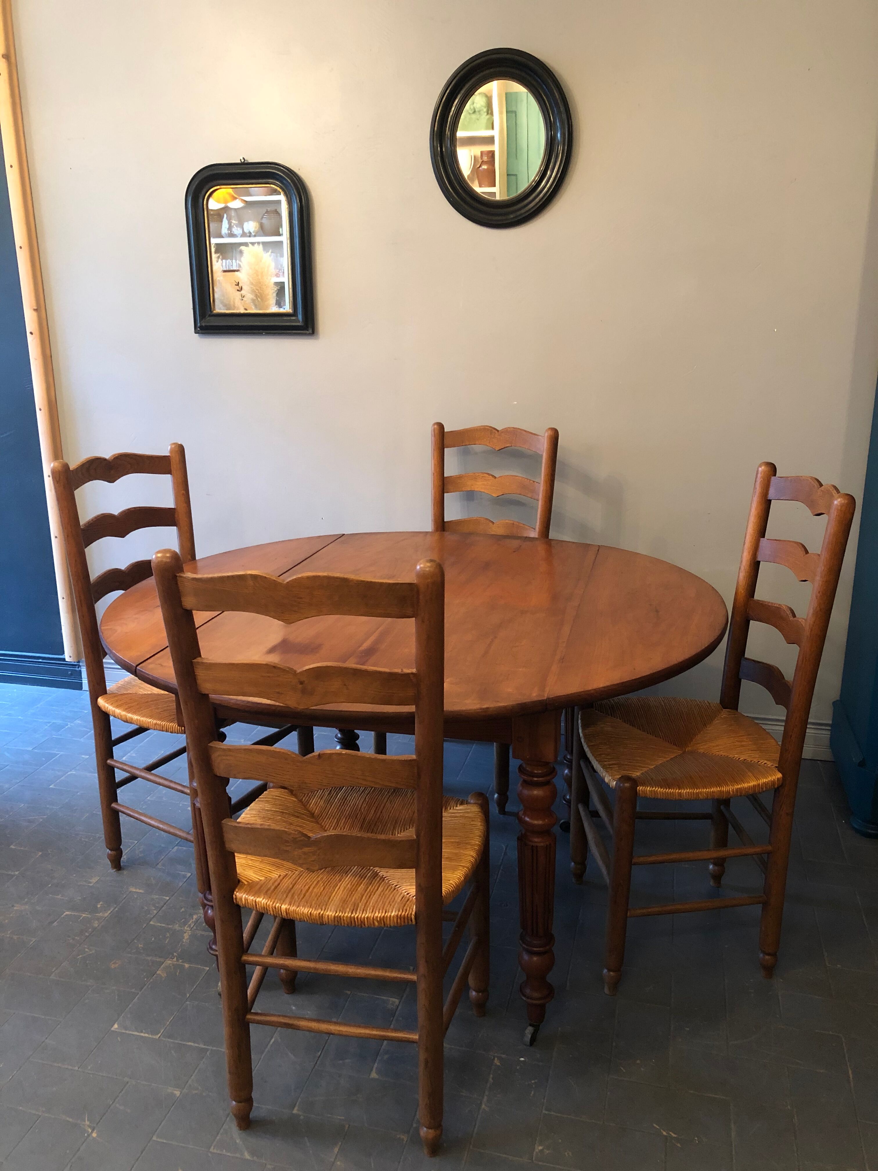 Round table with antique flaps
