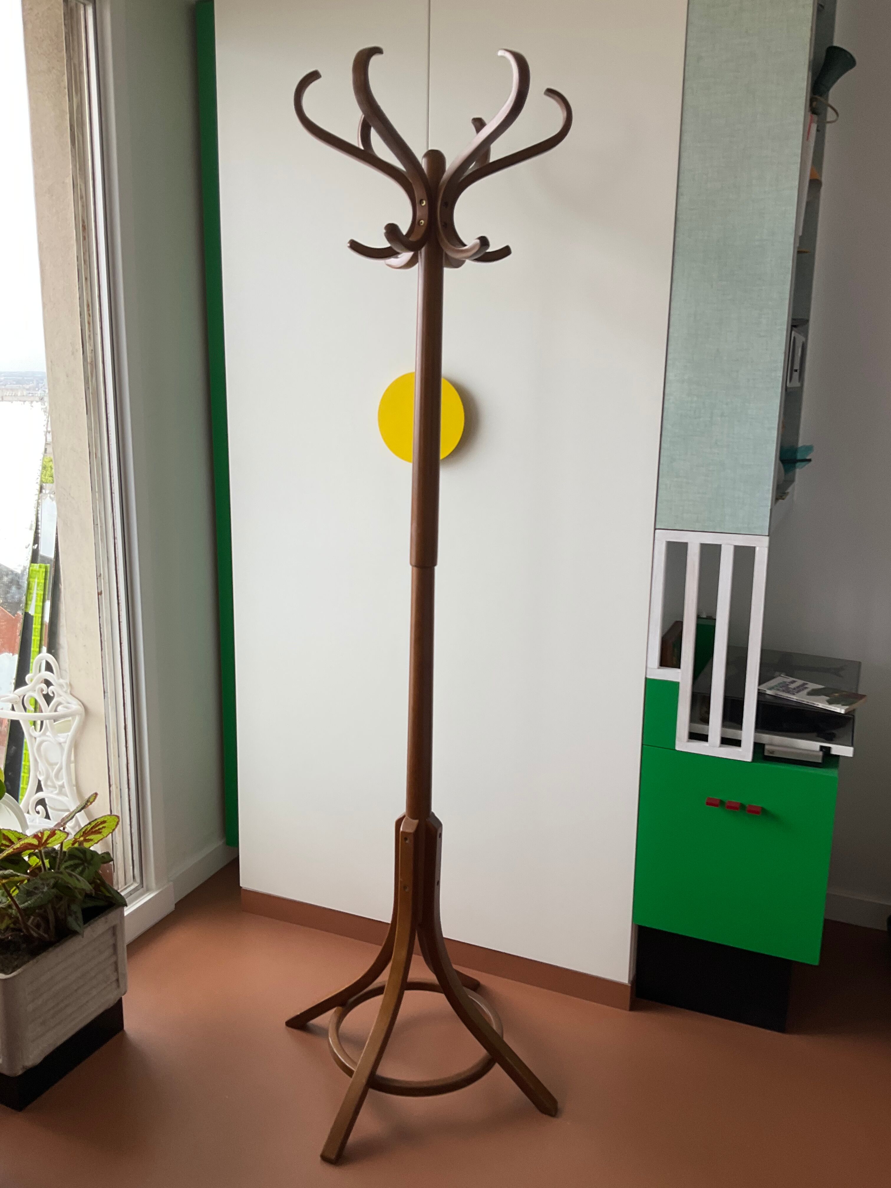 Baumann parrot coat rack