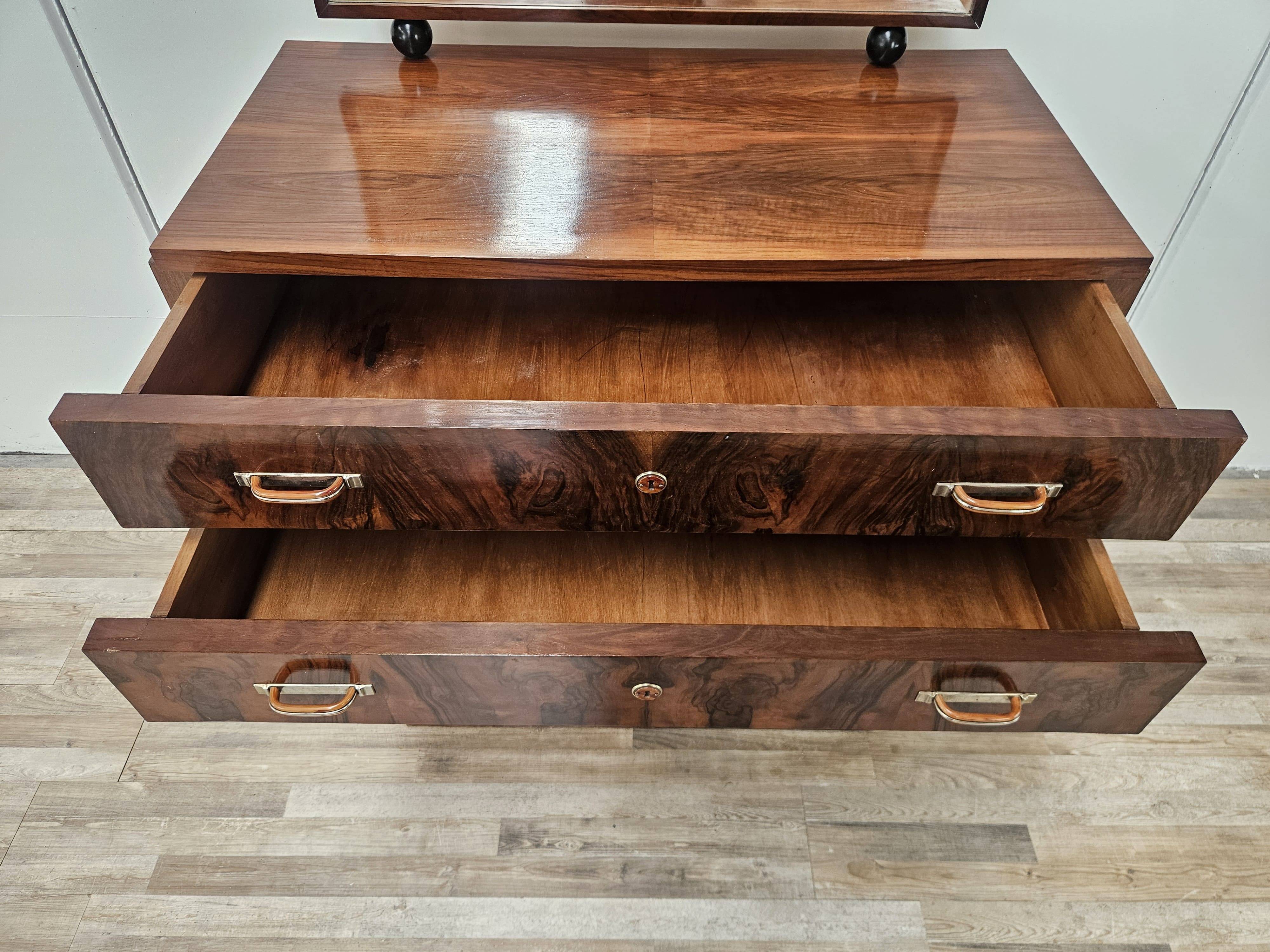 Exclusive 1940s Art Decò sideboard in walnut burl with mirror