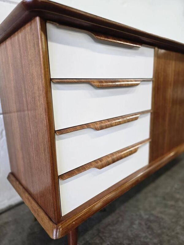 Buffet vintage en bois avec tiroirs blancs en formica