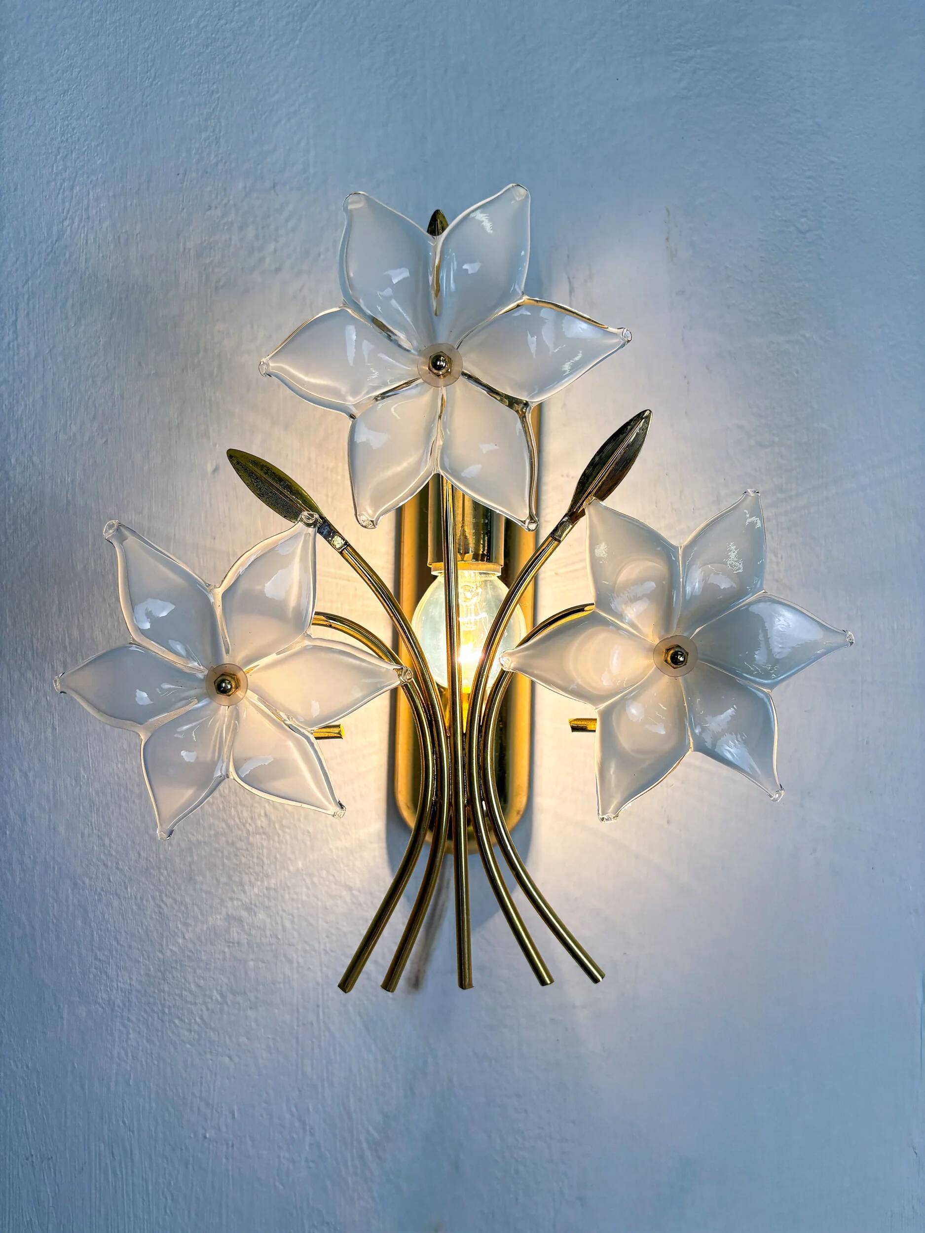 Pair of hibiscus floral sconces, Murano glass, Italy, 1970s