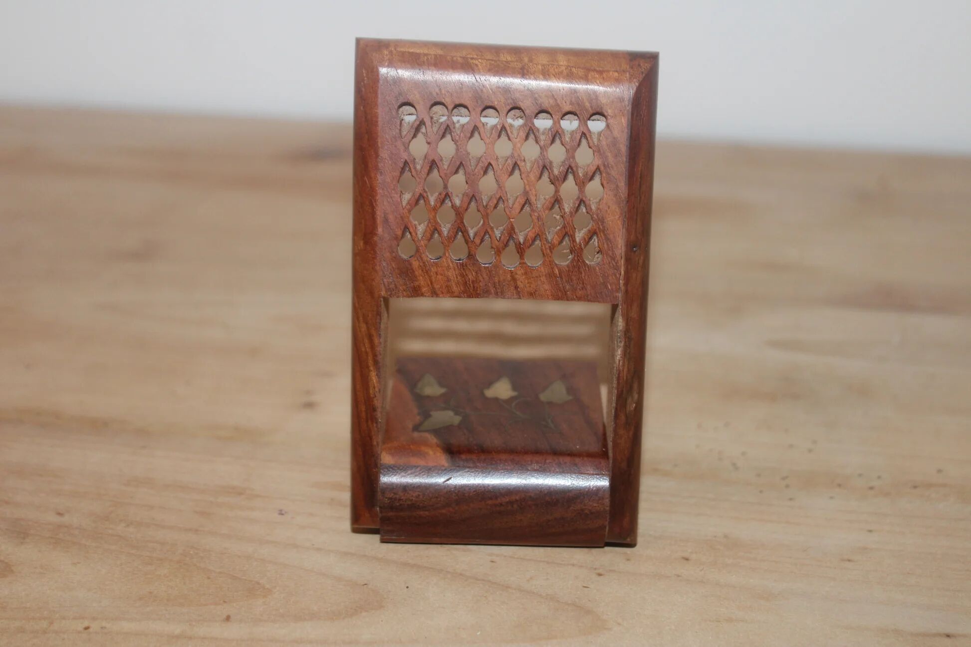 Vintage folding cigarette case in carved wood – golden floral decoration – oriental style
