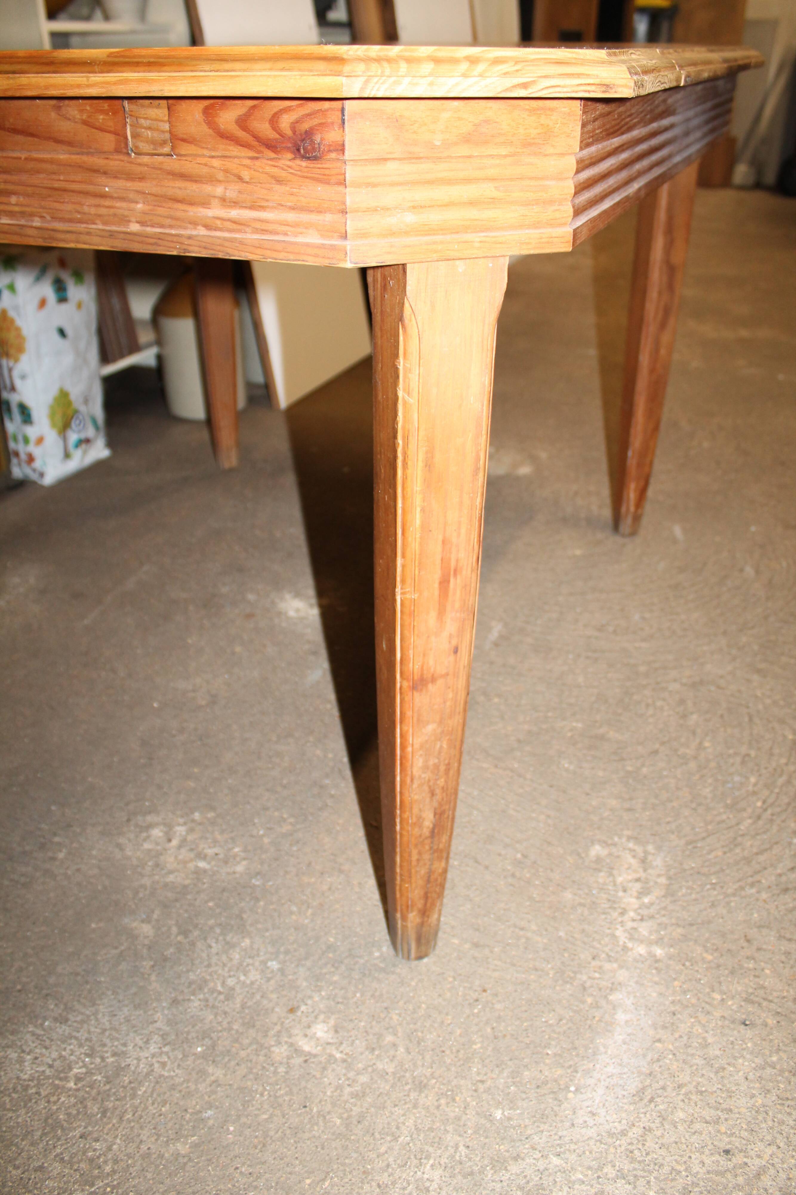 Solid pine stretch table