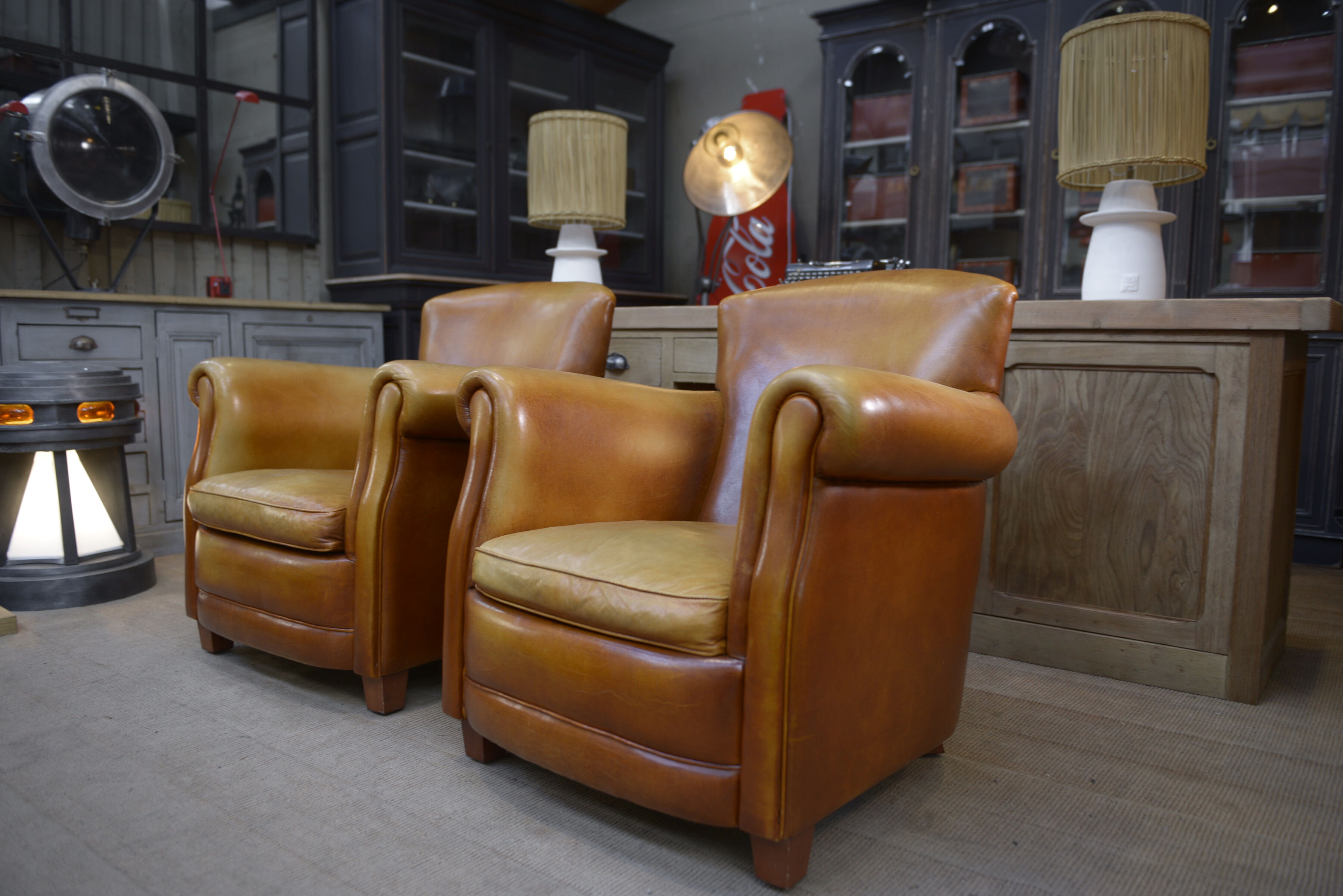 Paire de fauteuils club vintage en cuir