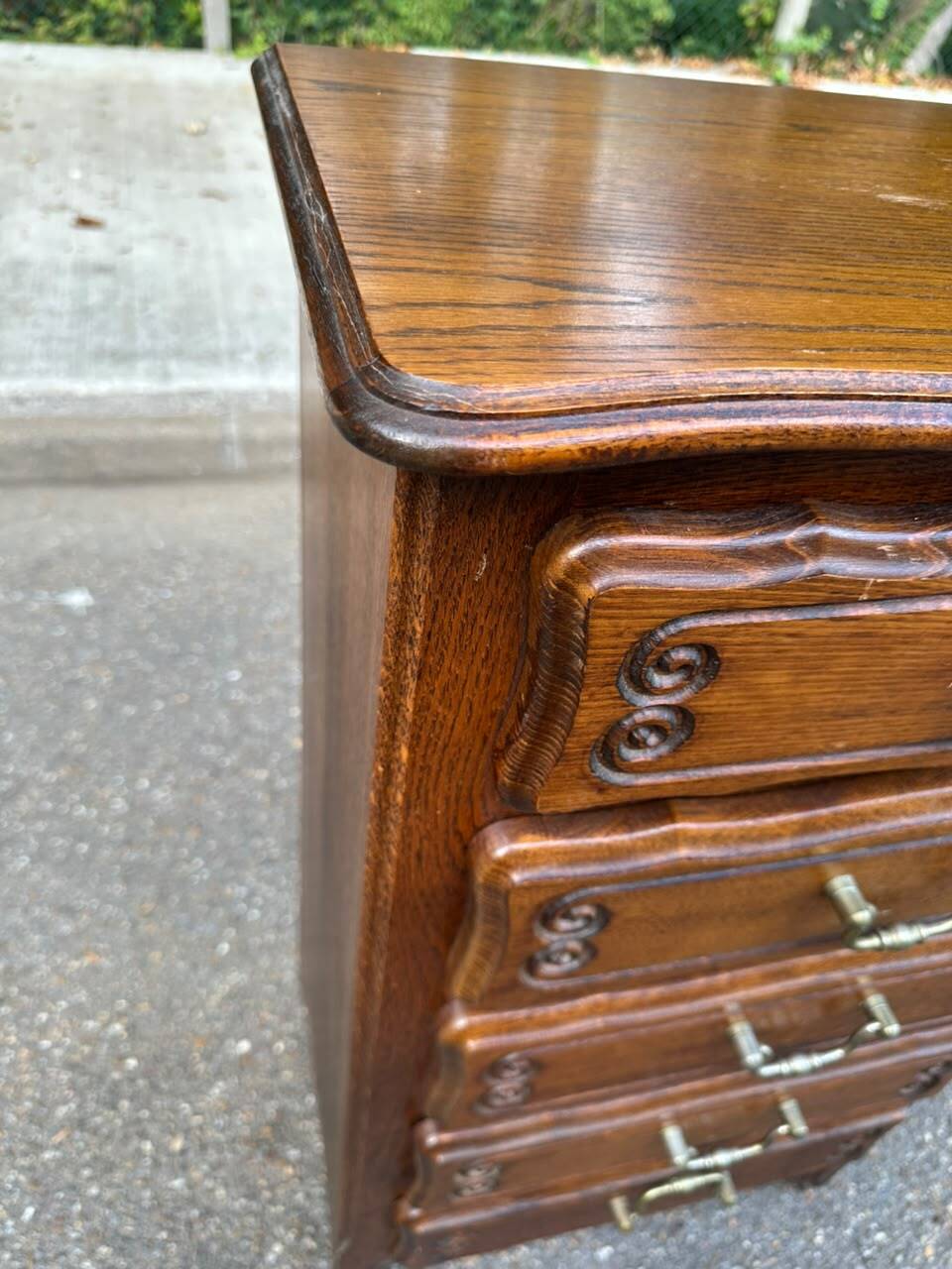 Commode, chiffonnier, semainier style Louis XV en chêne, 1970
