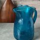 Pichet verre craquelé bleu