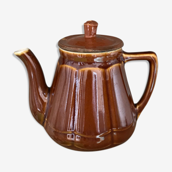 Teapot in brown earthenware