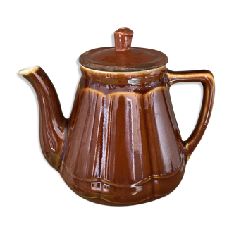 Teapot in brown earthenware