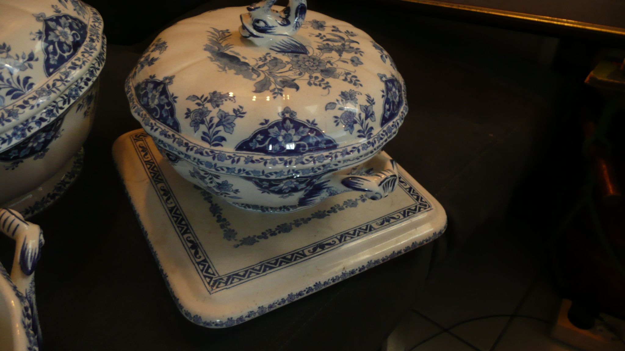 Service en faience de GIEN bleu camaieu dauphin