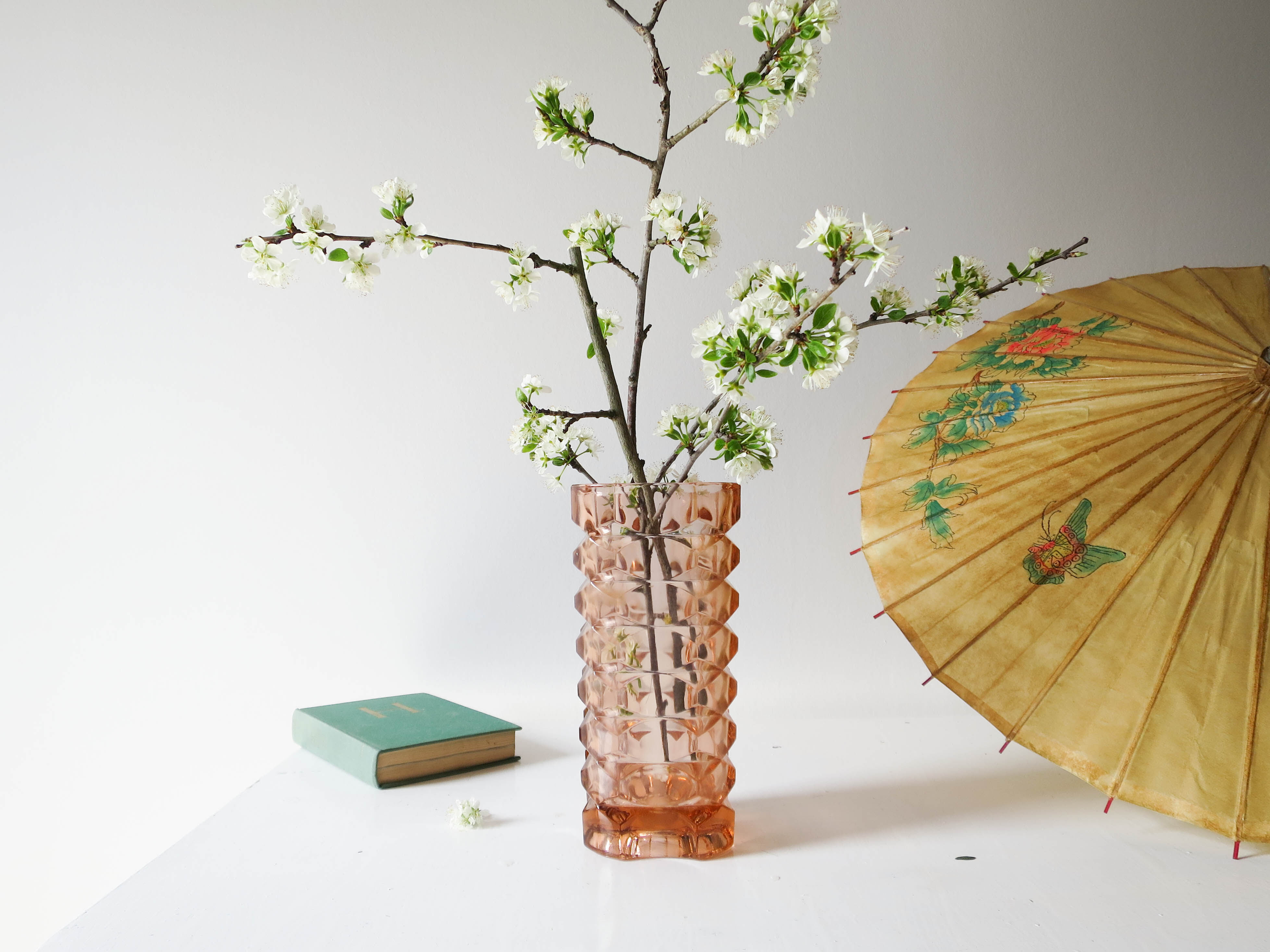 Glass faceted vase pink