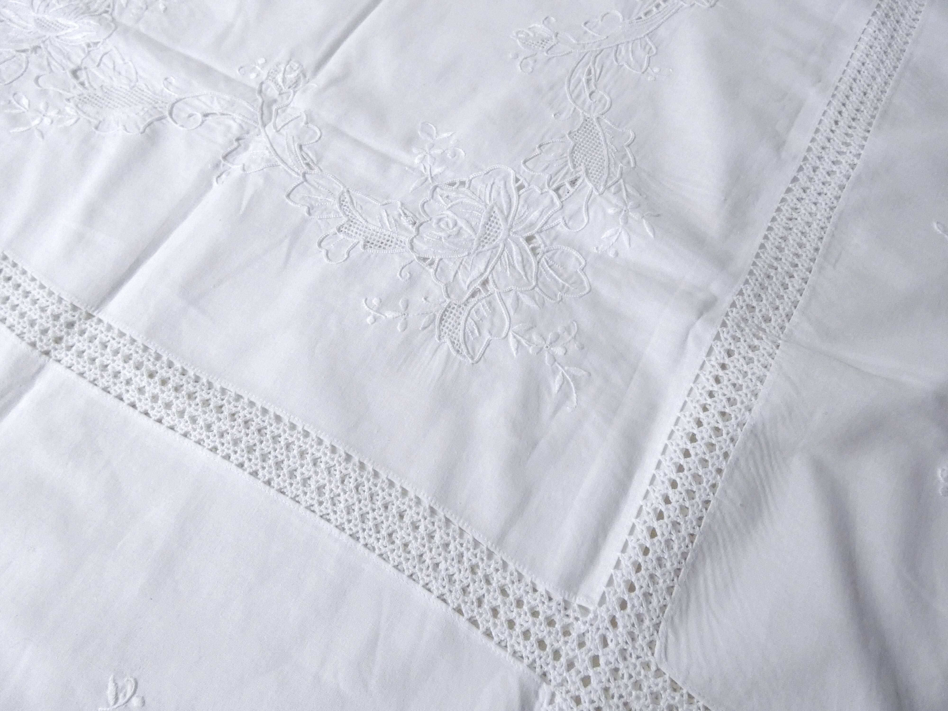 Ancienne nappe blanche brodée rectangulaire 150 x 100 cm