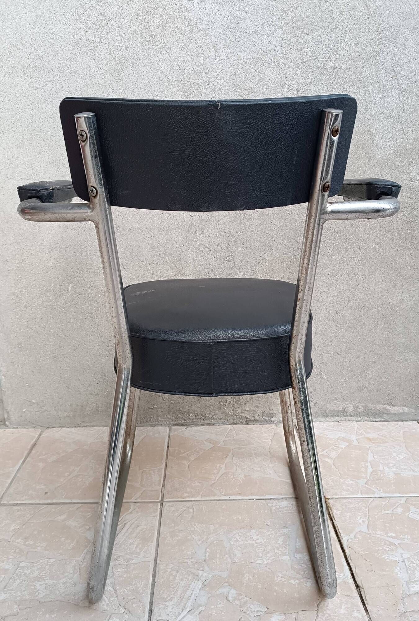 Vintage office chair in chrome metal and faux leather.