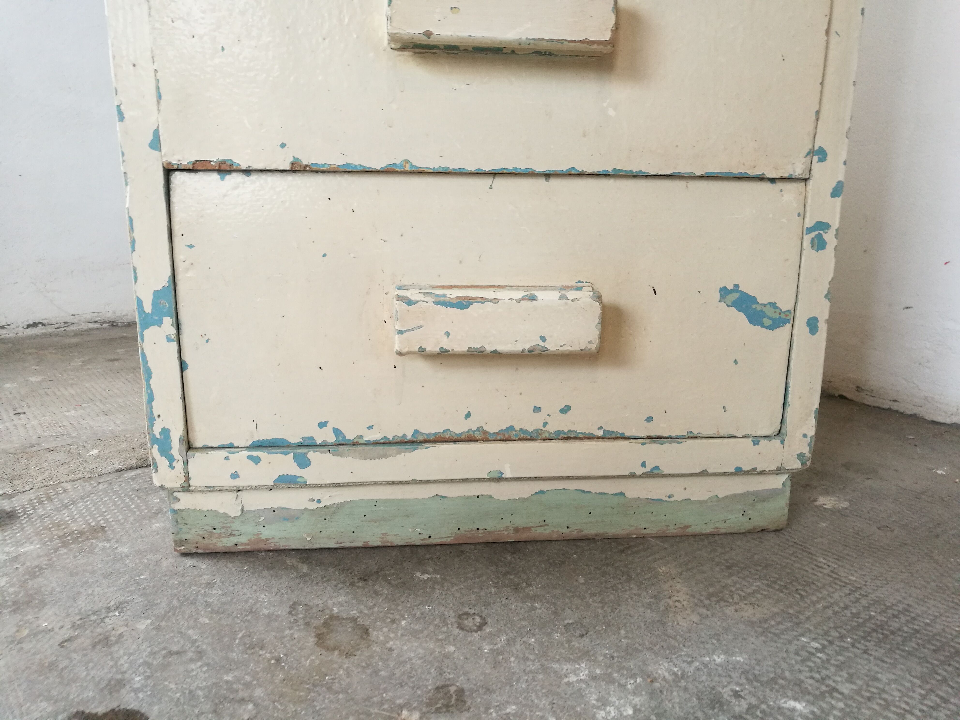 Workshop cabinet with drawers