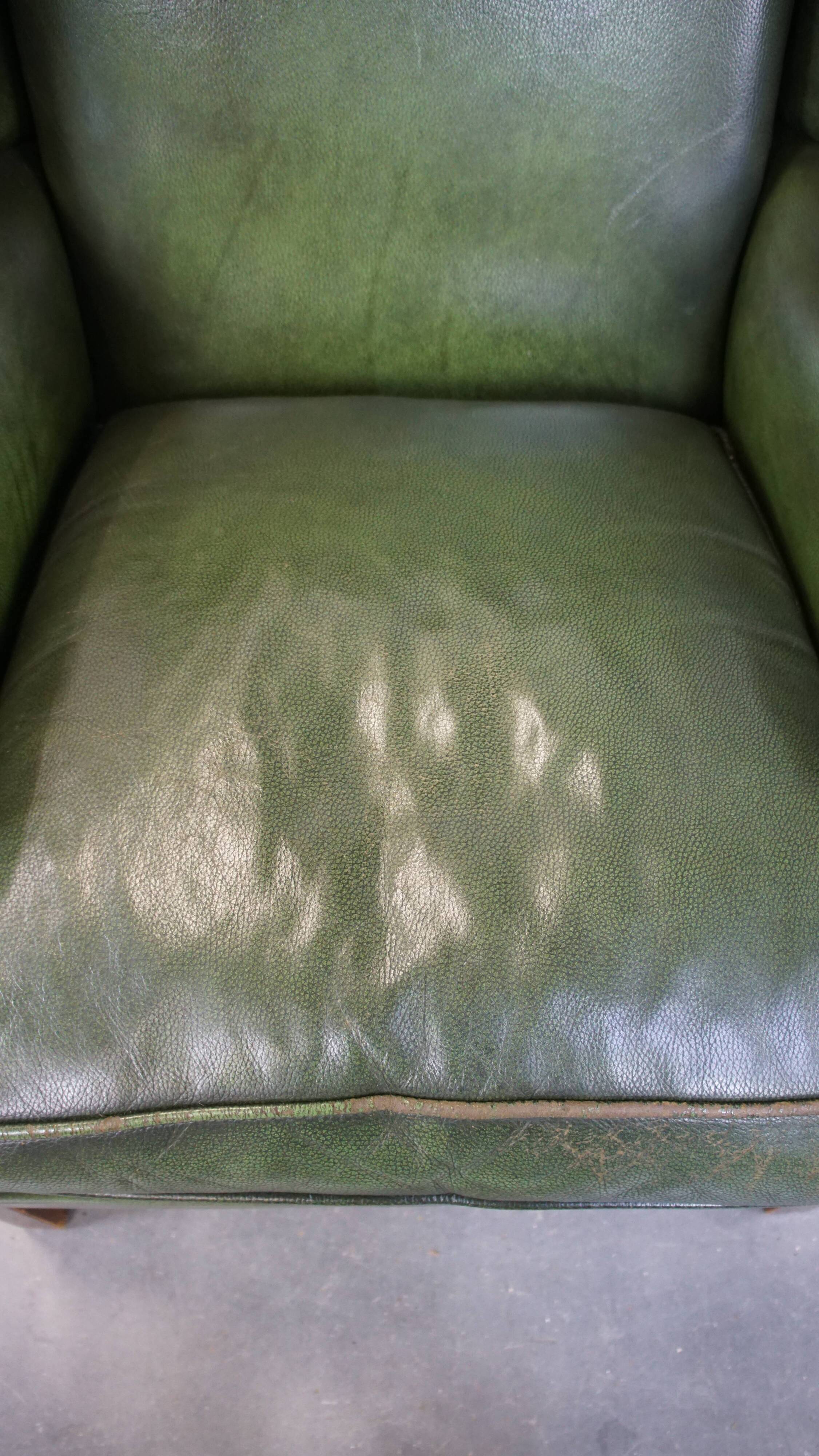 Fauteuil à oreilles Chesterfield anglais en cuir de vache vert avec une assise confortable
