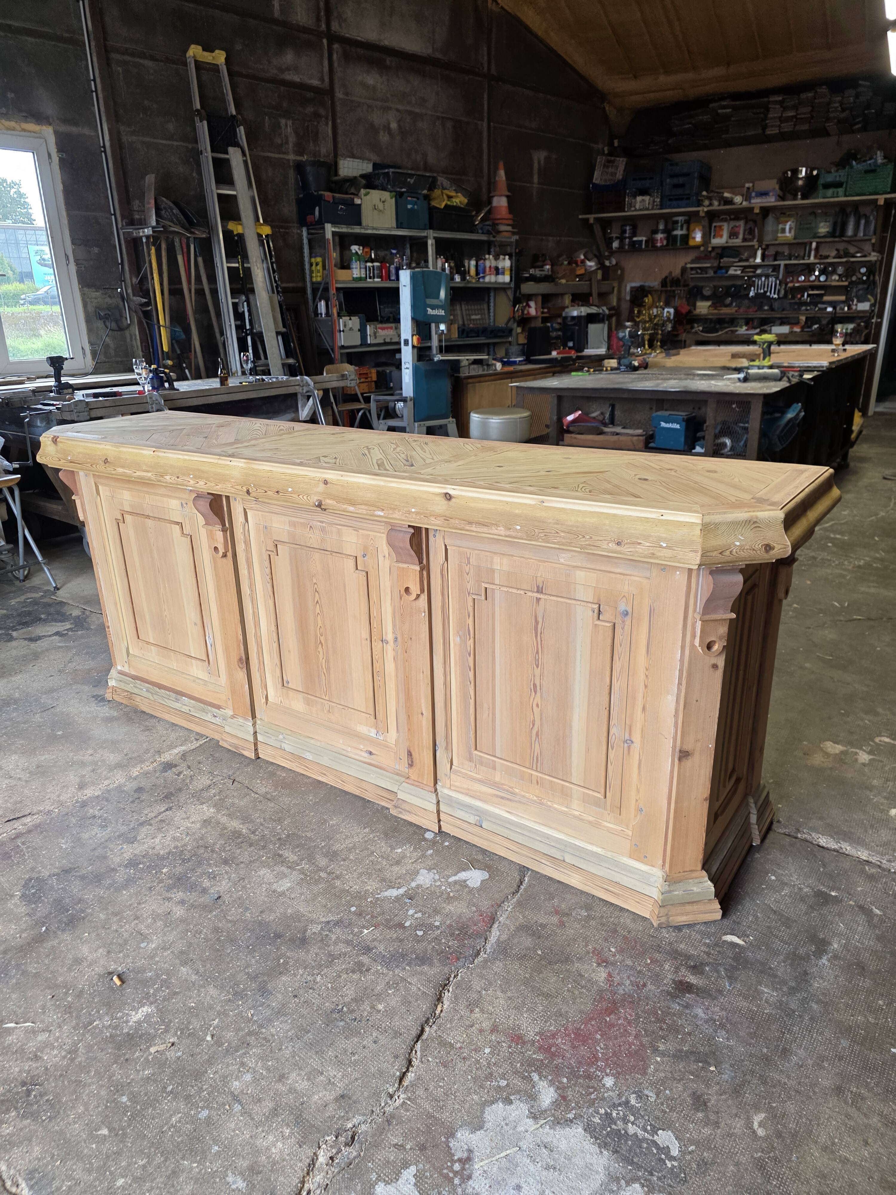 Bistro counter with a Hungarian point design.