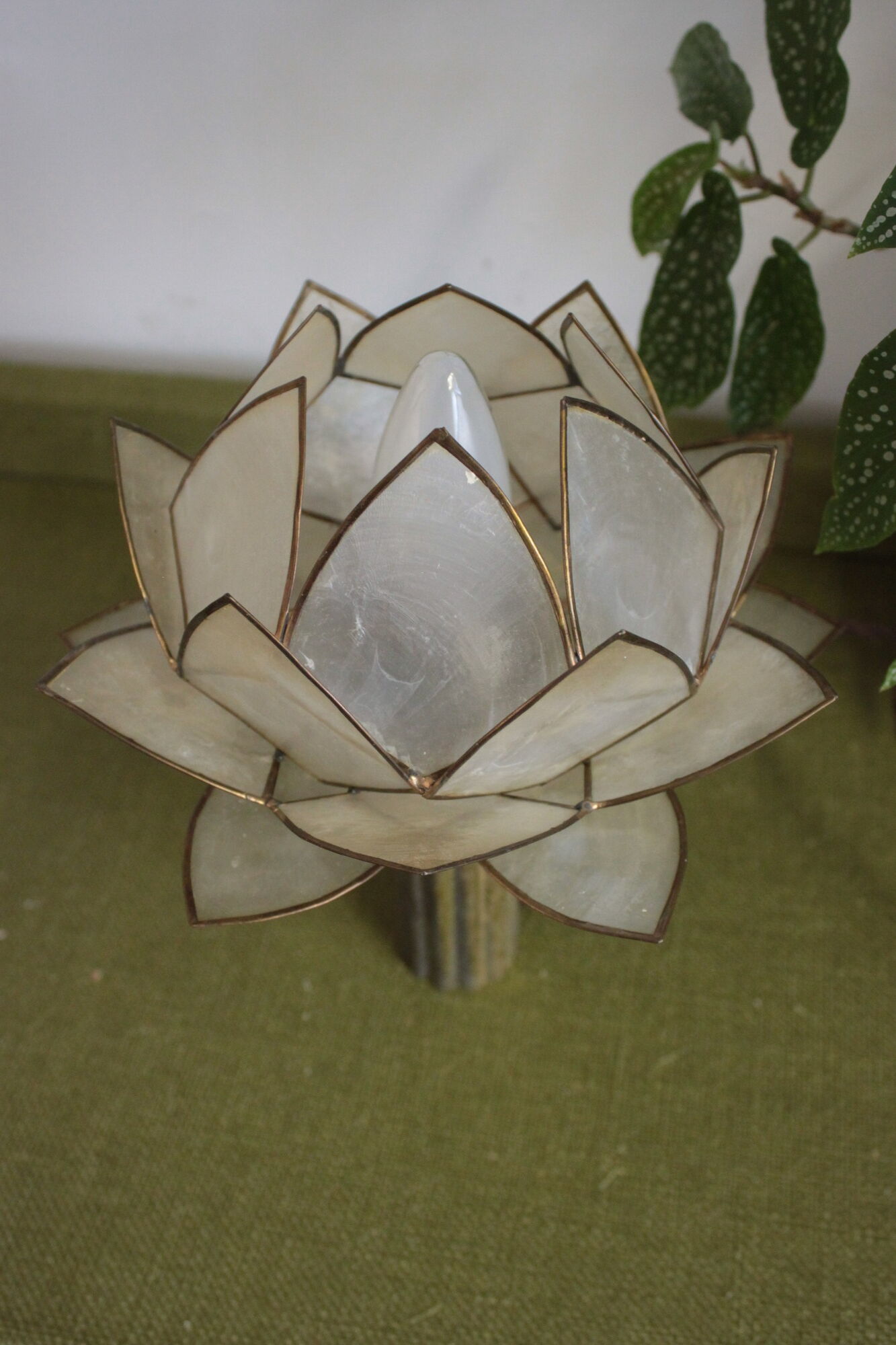 Very pretty lamp with lotus mother-of-pearl and brass table