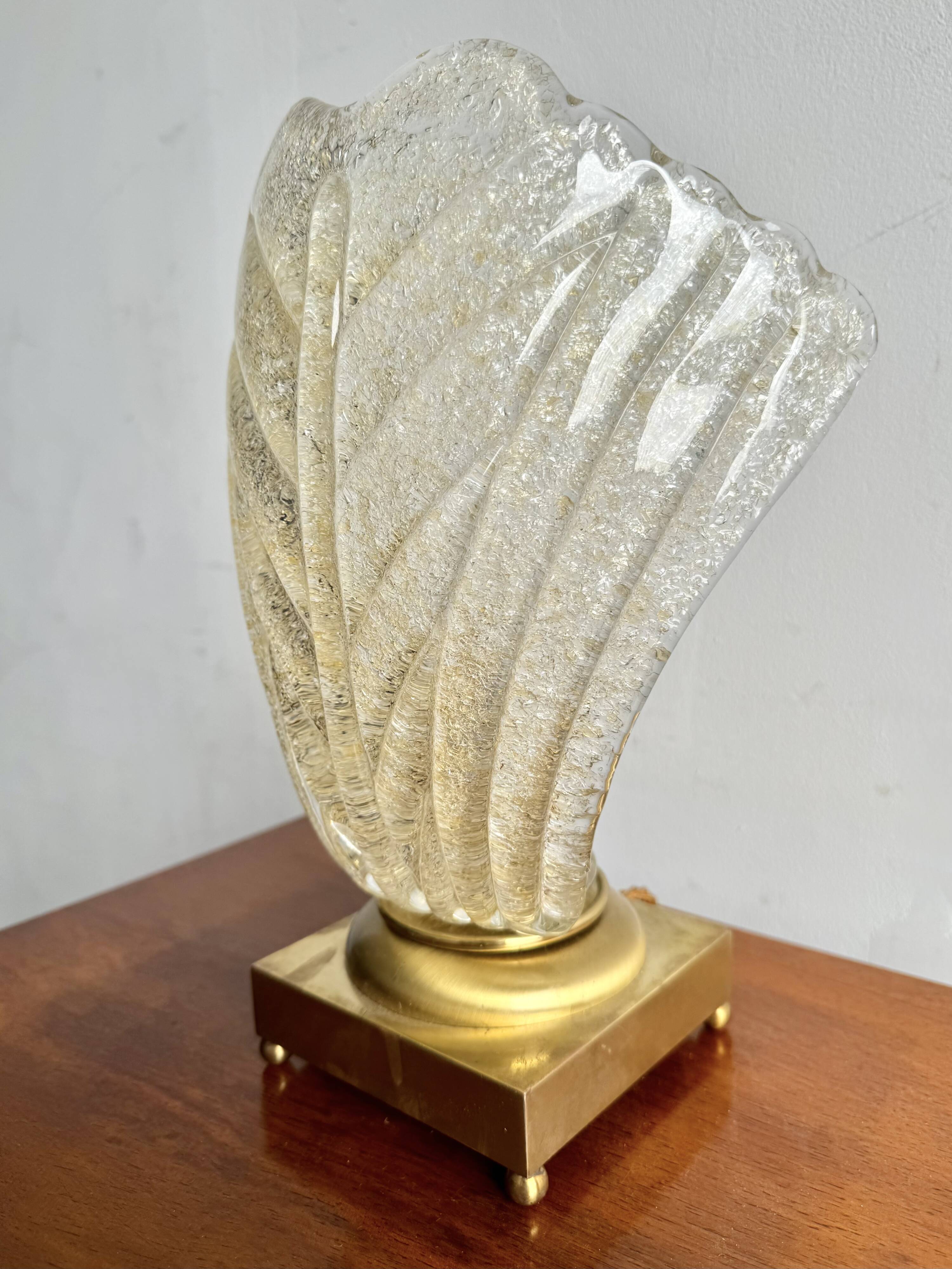 Lampe de table vintage en laiton et verre en forme de feuille