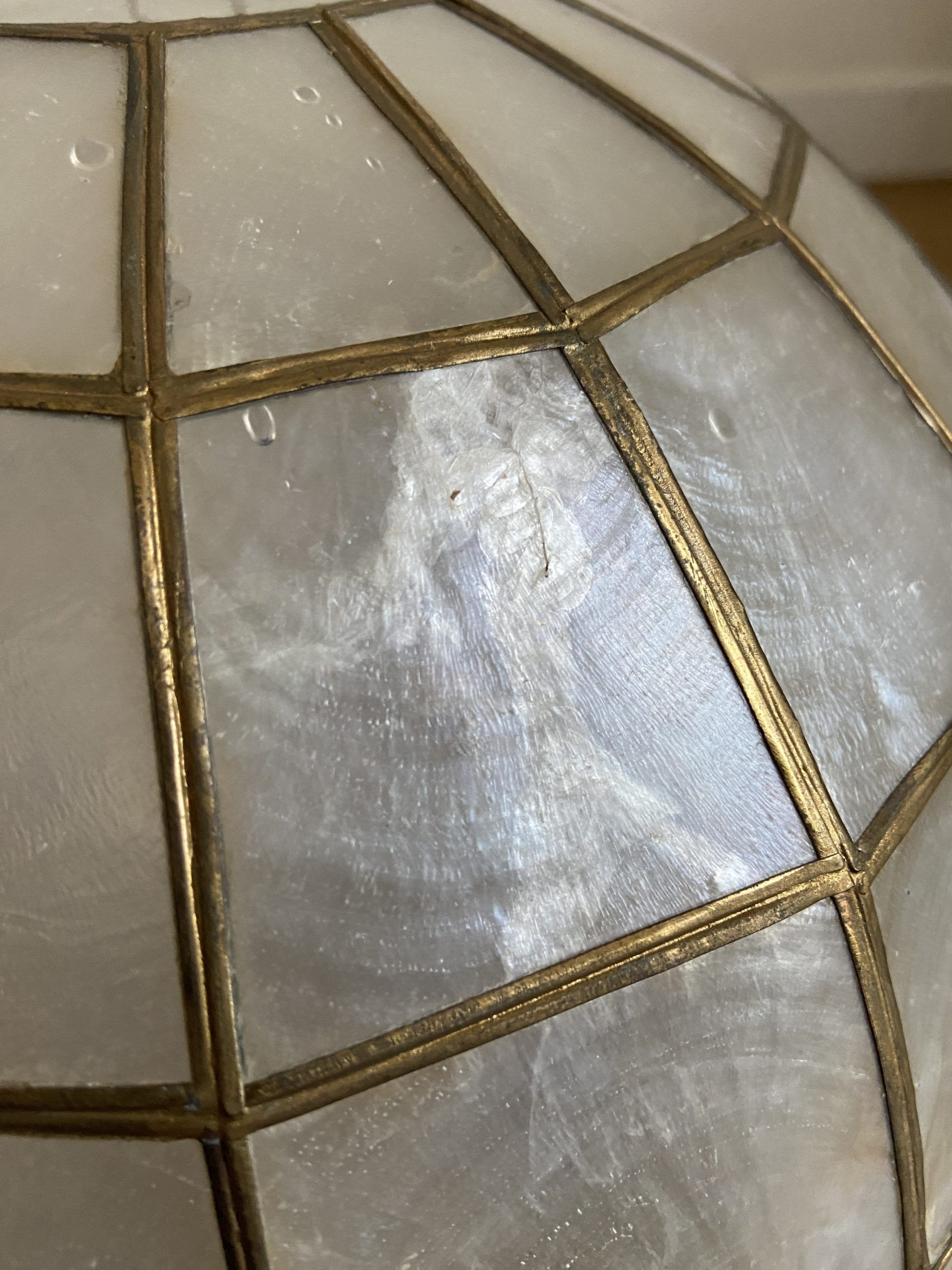 Ball in mother-of-pearl and brass to hang