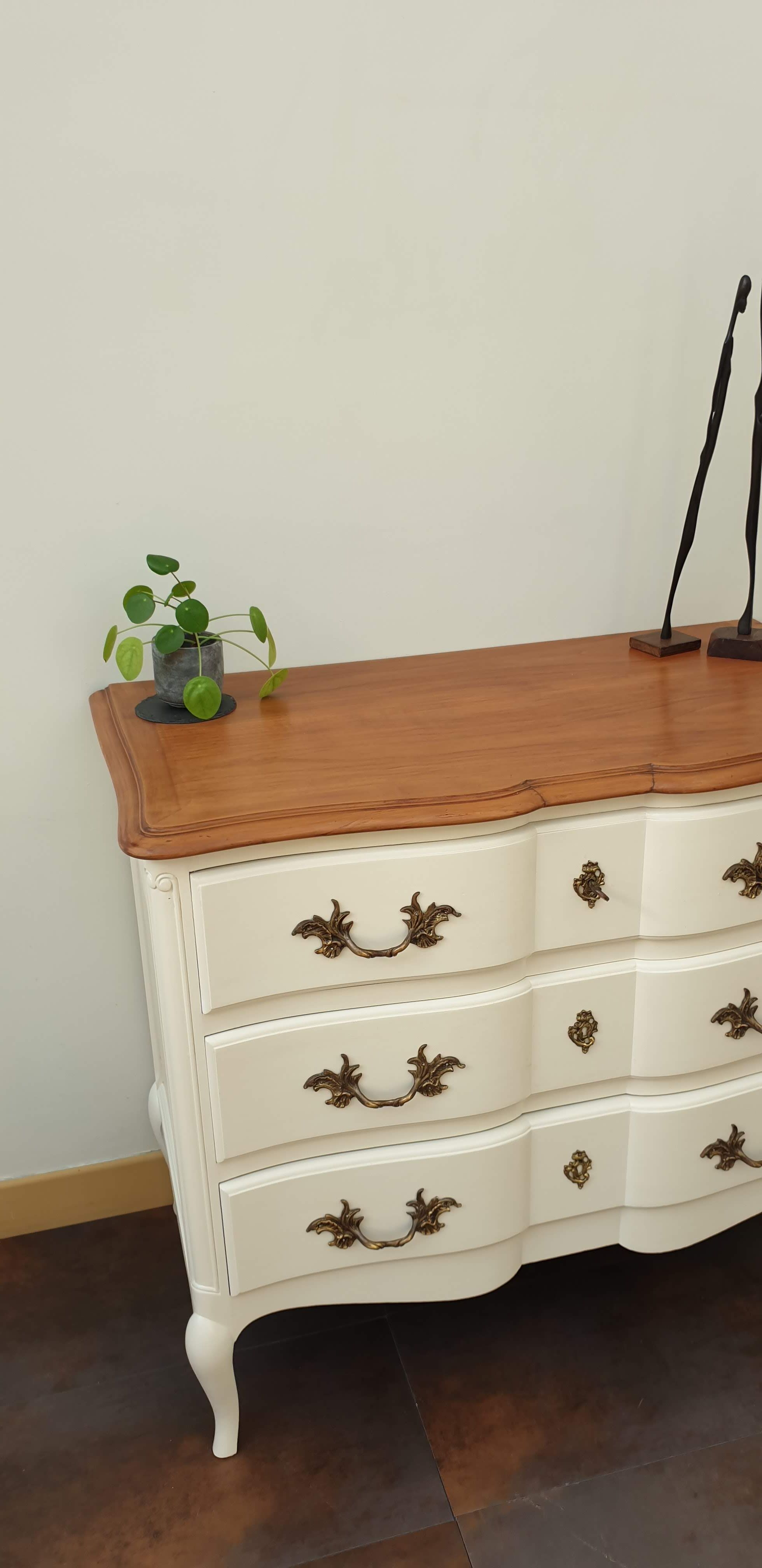 Creme white chest of drawers
