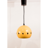 Suspension en métal laqué jaune perforé de motifs géométriques.