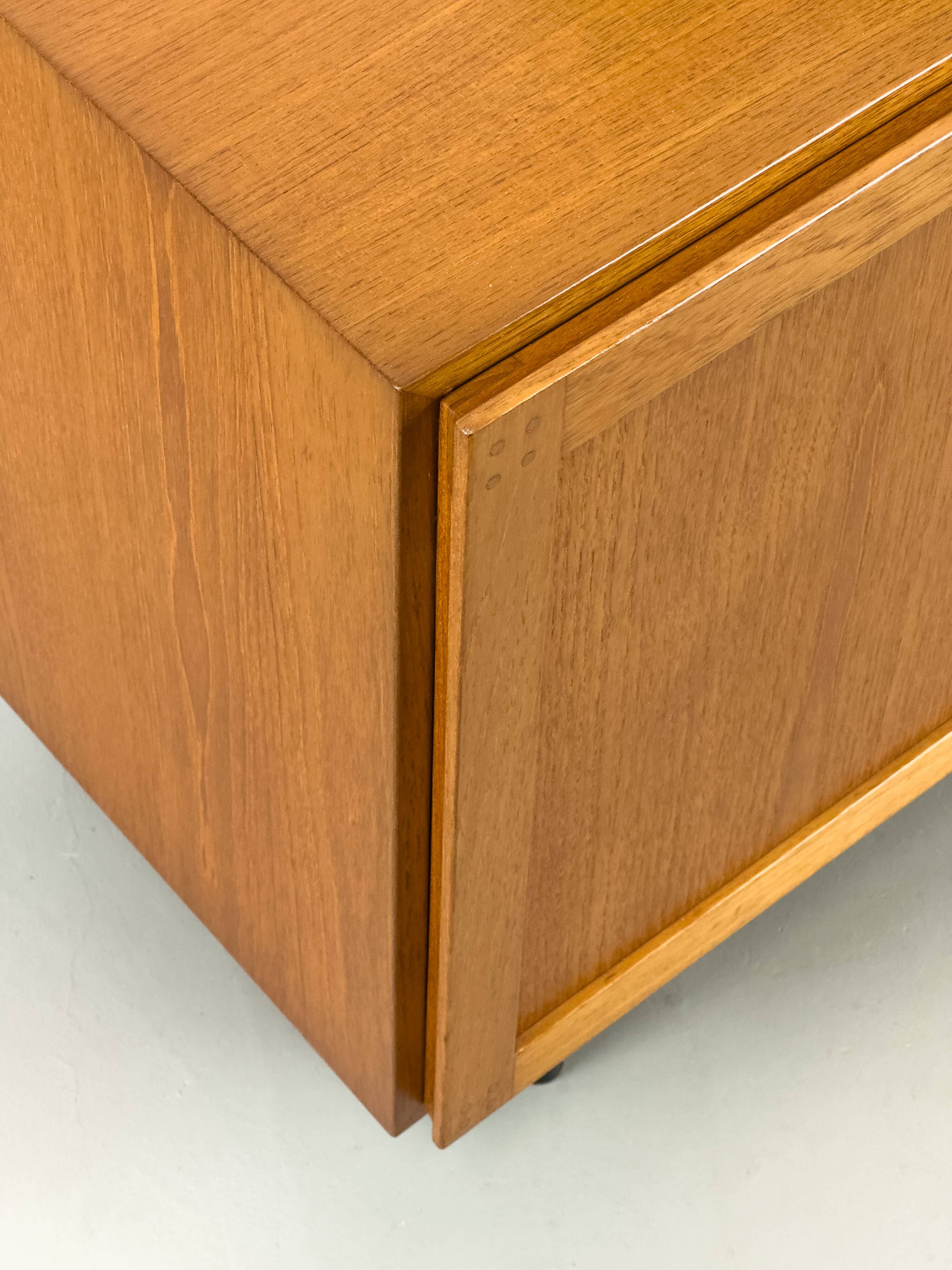 Buffet bas en teck, années 1970