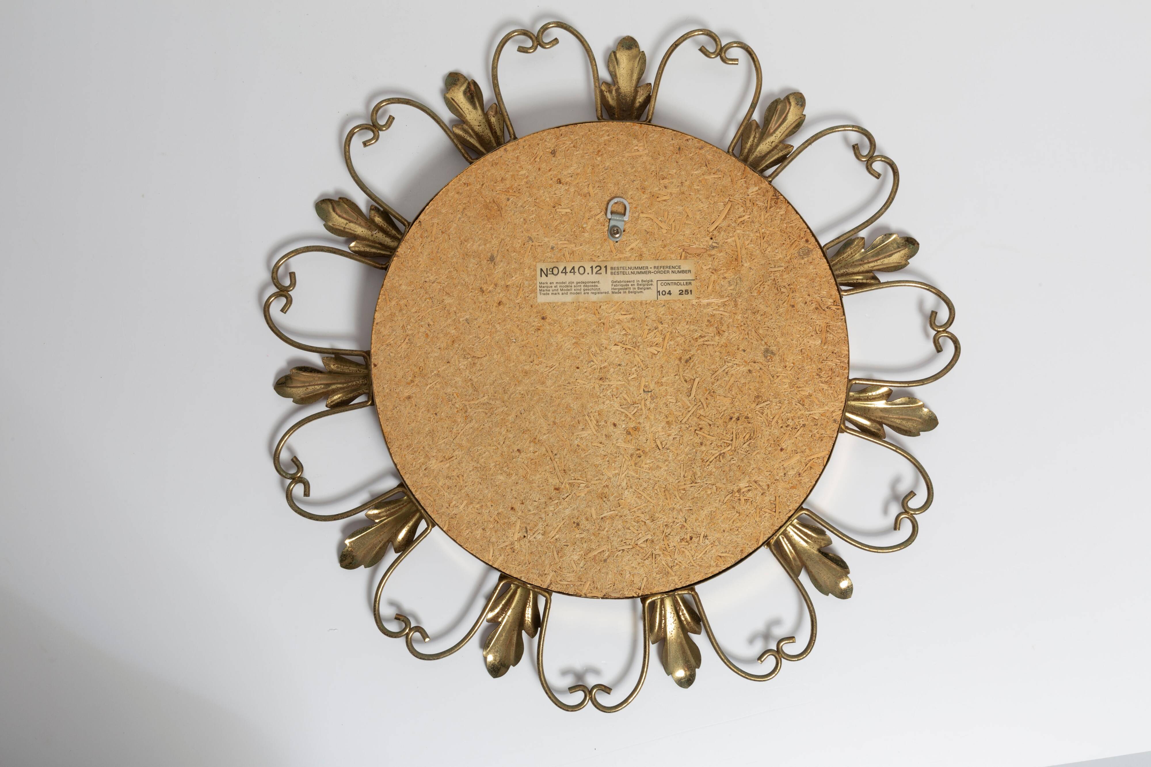 Miroir soleil doré milieu de siècle, métal et bois, Belgique, 1960
