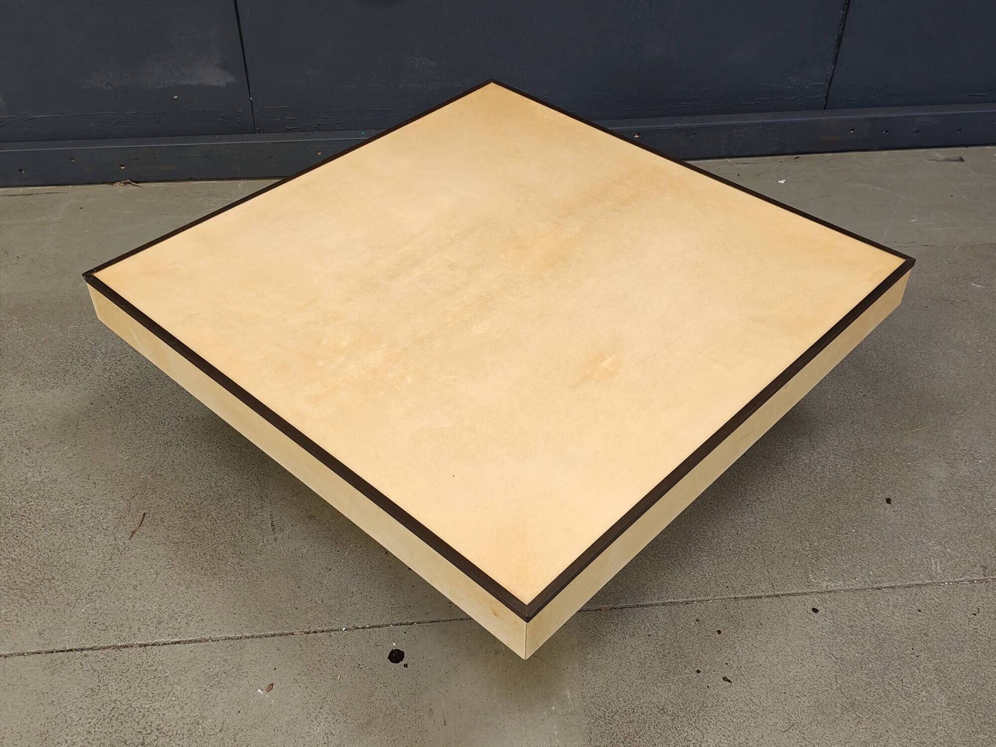 Table basse en peau de chèvre laquée Aldo Tura, années 1960