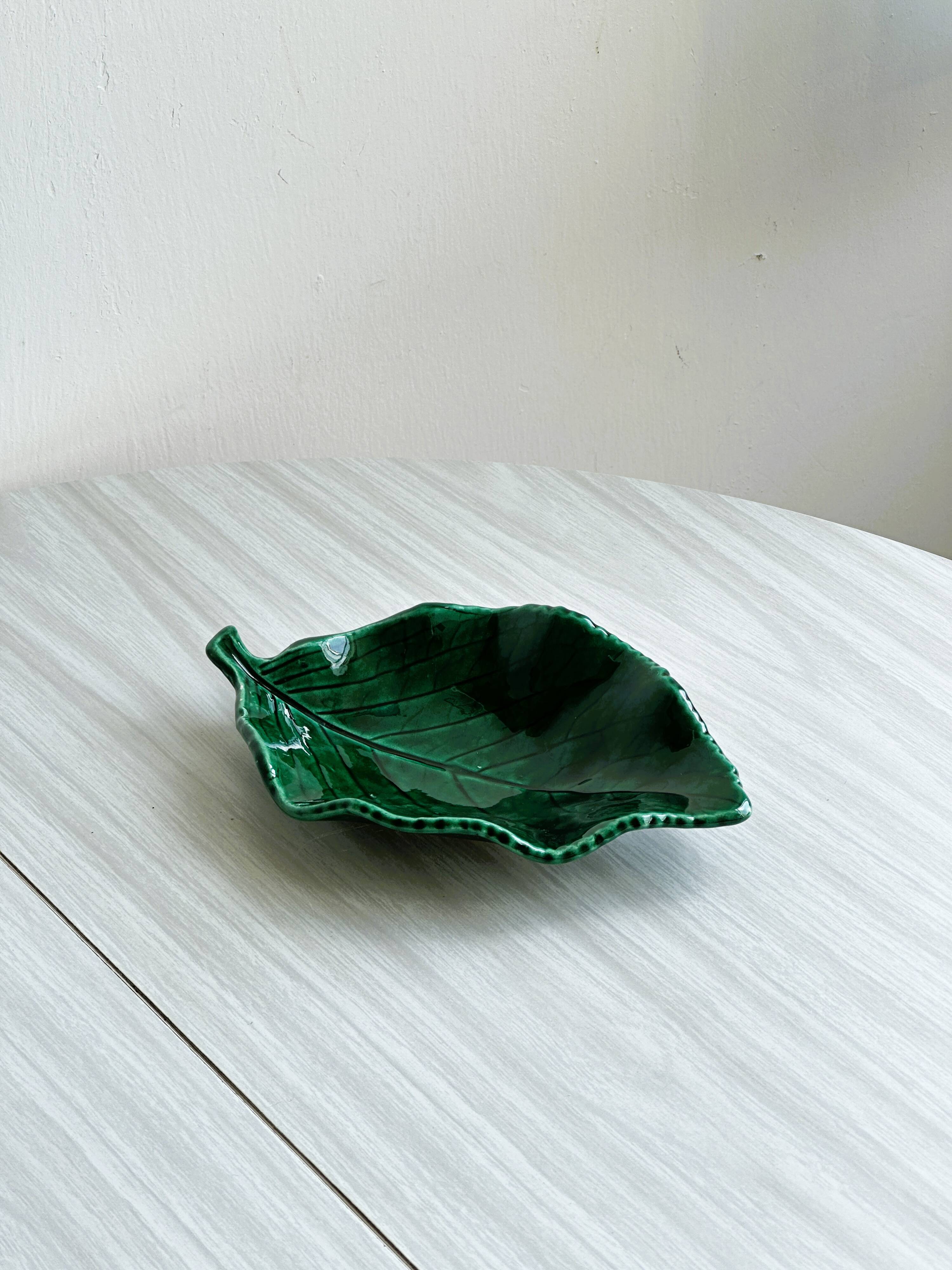 Green glazed ceramic leaf-shaped pocket emptier