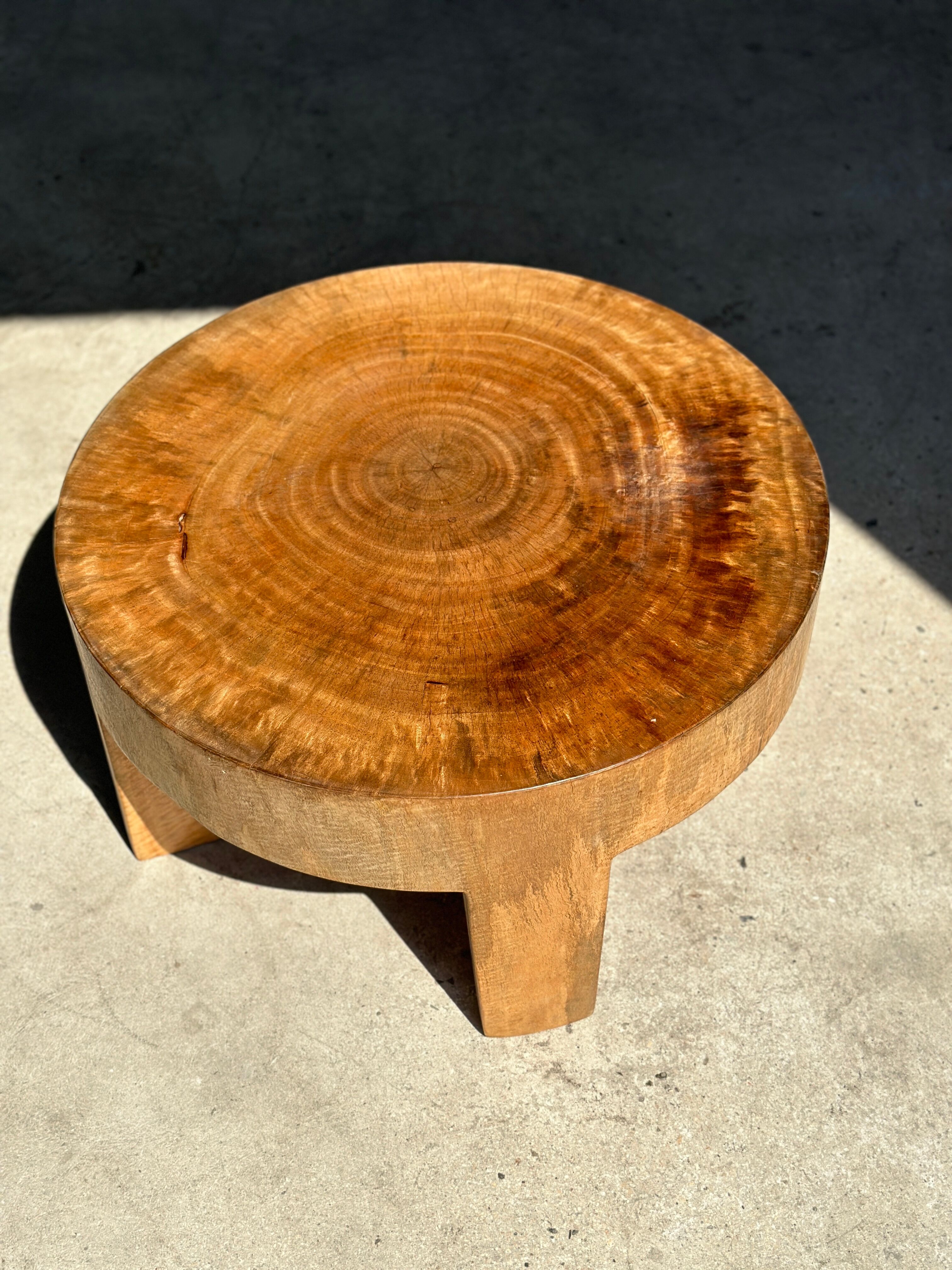 Quadripod coffee table in solid wood monoxyl natural color (dark)